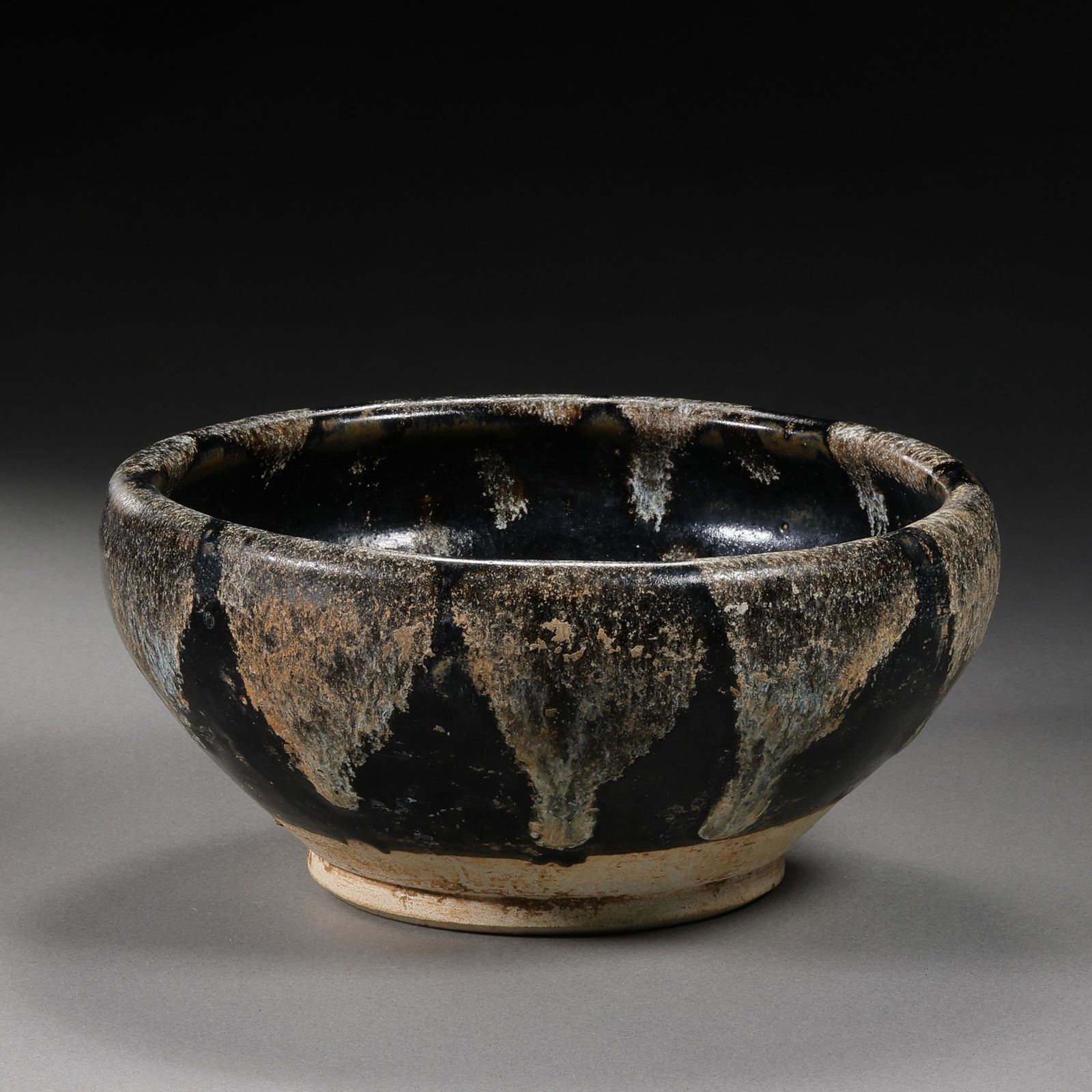 Lushan Flower Glazed Bowl from the Tang Dynasty, China: H. 7.5 cm. Diam. 16 cm.