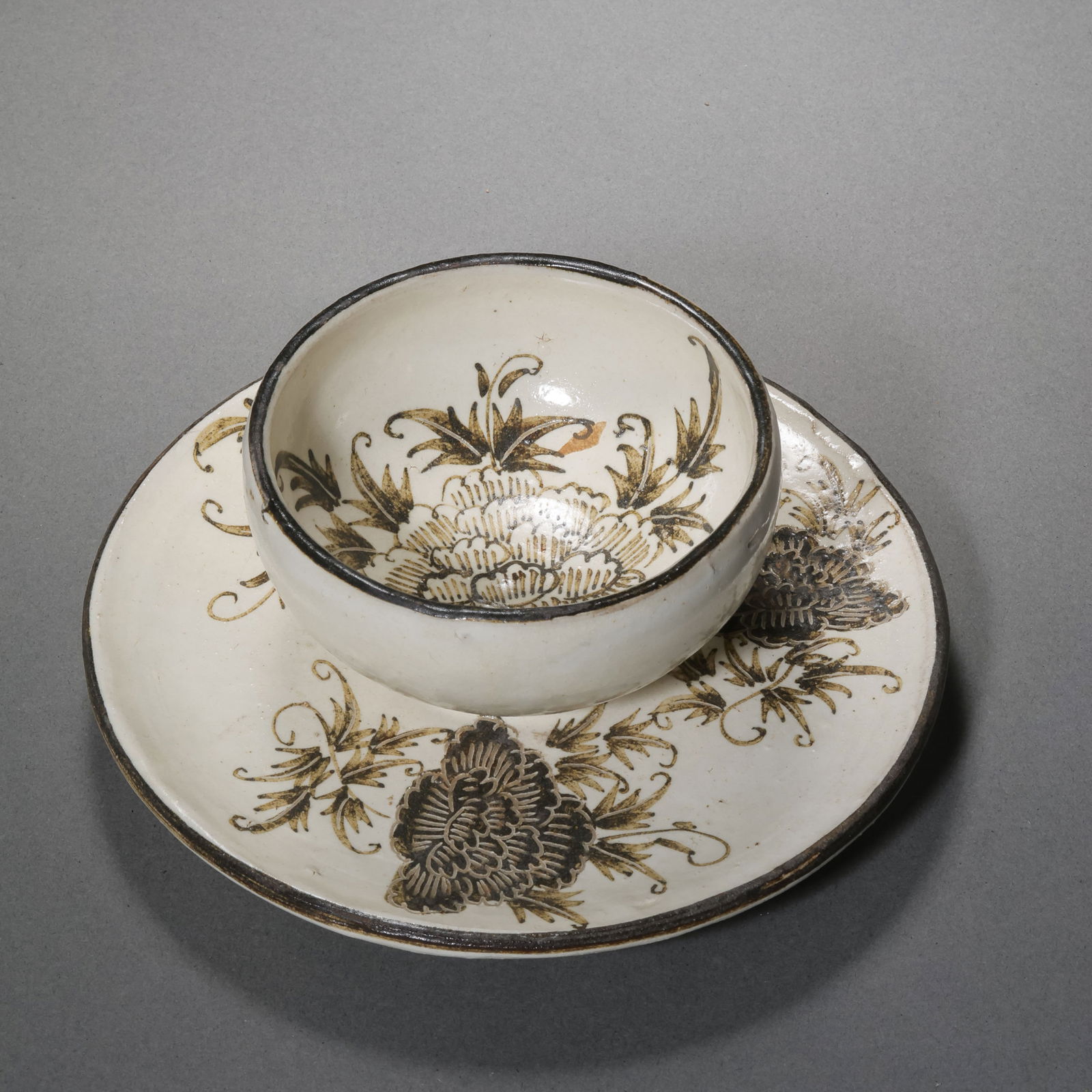 A set of white-glazed black-flowered cup stands from the Cizhou ware of the Northern Song Dynasty,: H. 5.5 cm. W. 11.8 cm.