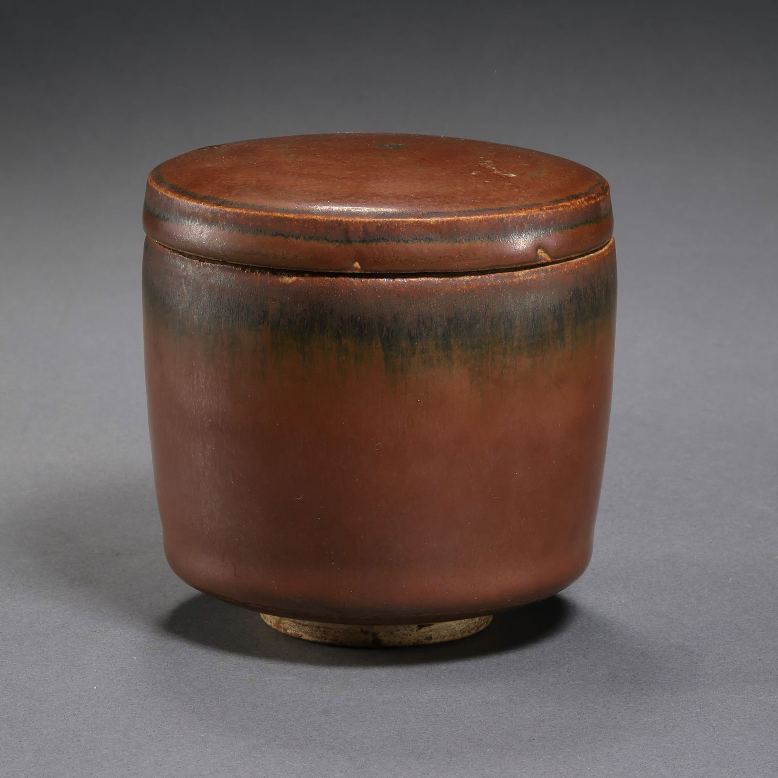 Red-glazed covered jar from the Song Dynasty in China: H. 7.5 cm. W. 7.5 cm.