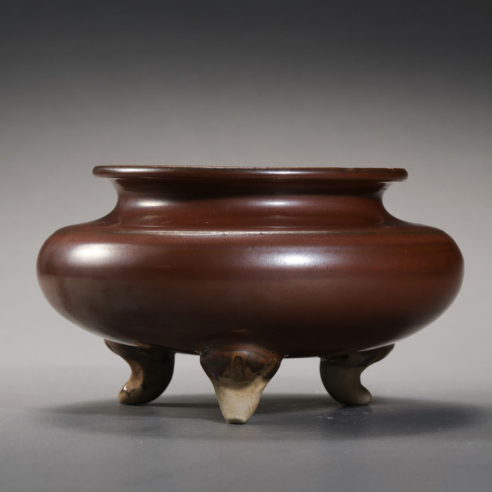 A red-glazed tripod censer from the Yaozhou kiln in the Northern Song Dynasty, China.: H. 7.3 cm. W. 13 cm.