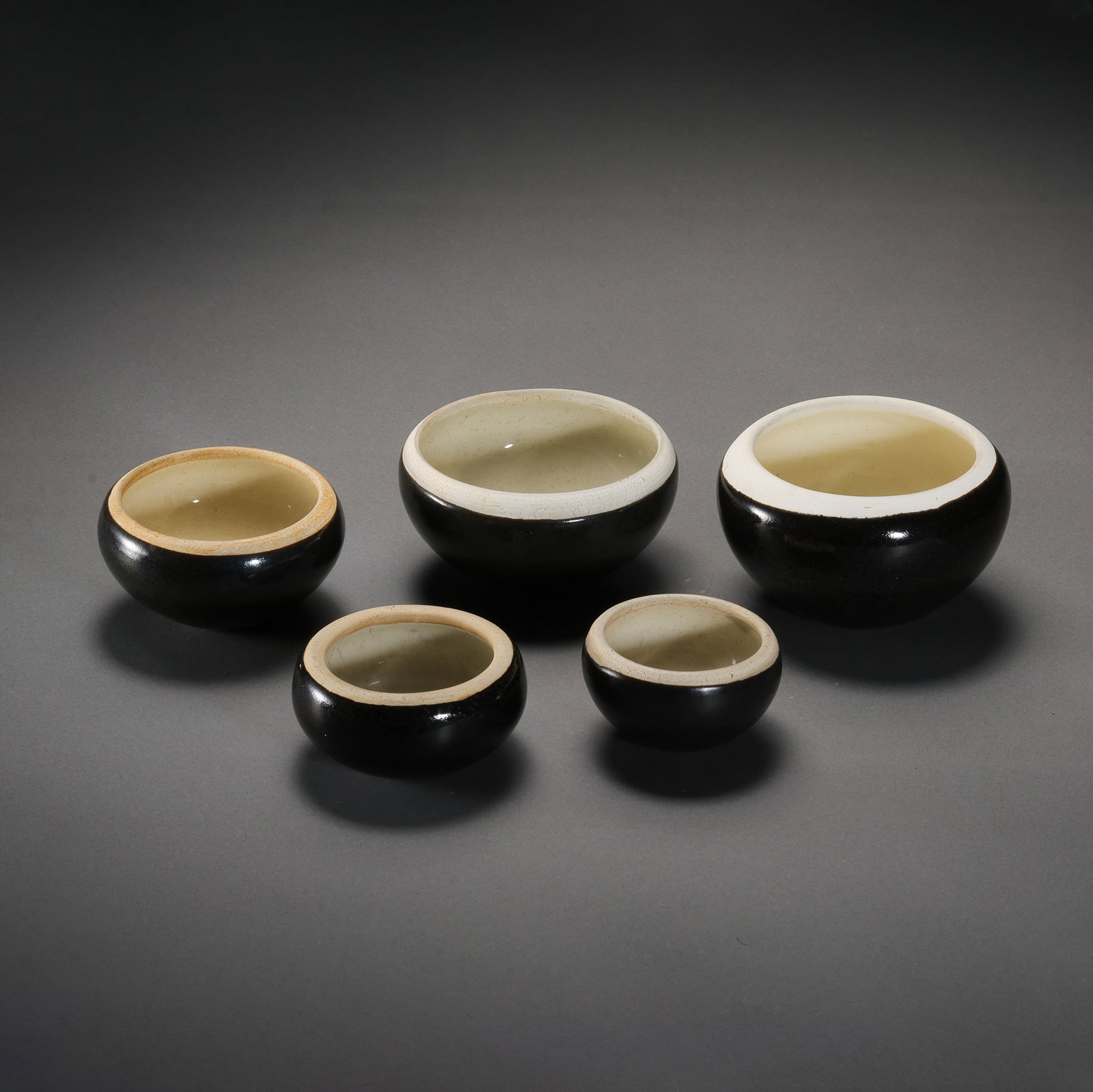 A group of Chinese Tang DynastyGongxian Kiln Zibo Plain Bowl: H. 5.5 cm. Diam. 8.5 cm. H. 3.5 cm. Diam. 5.5 cm.