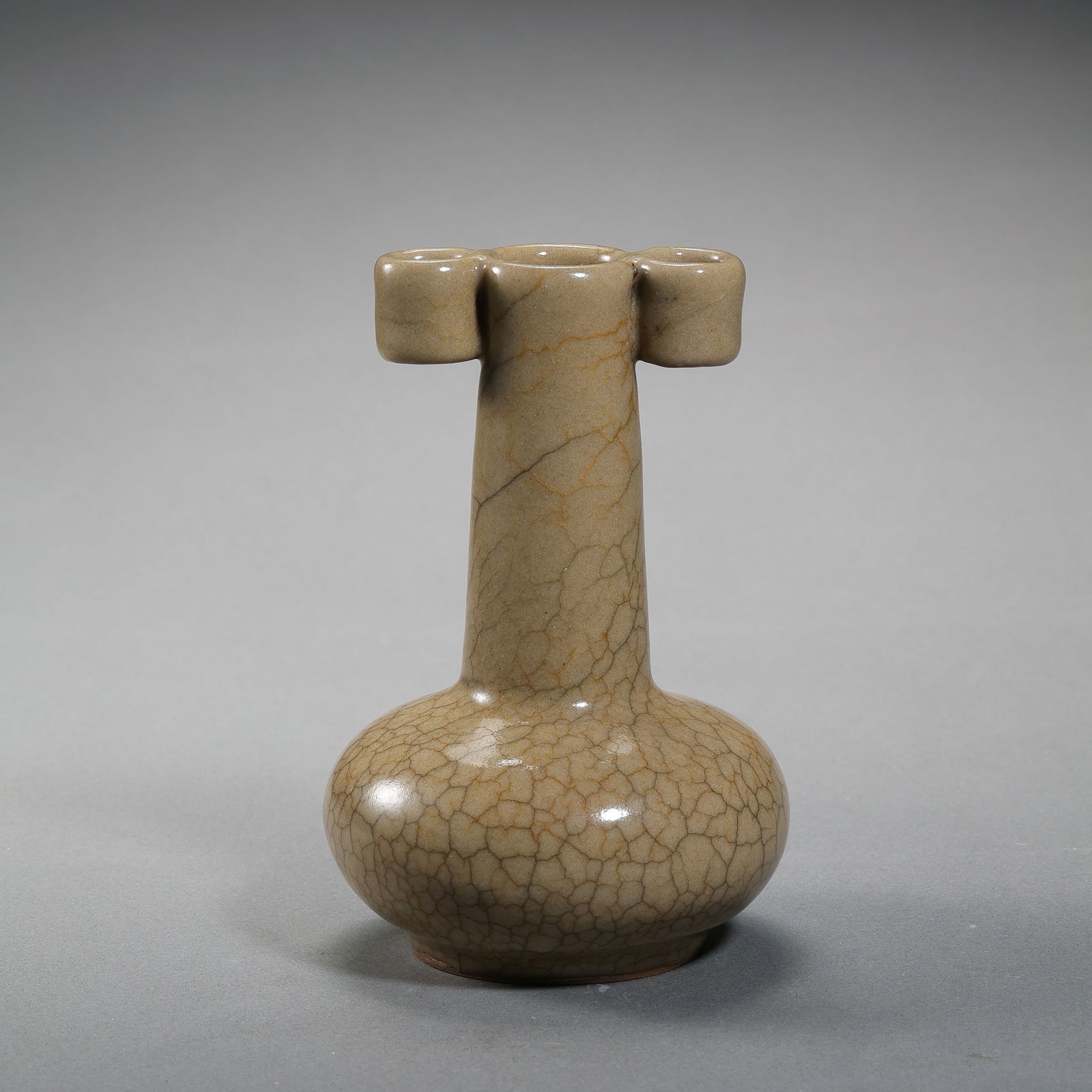 Ge ware vase with tubular handles from the Song Dynasty in China: H. 12.5 cm. W. 8.5 cm.