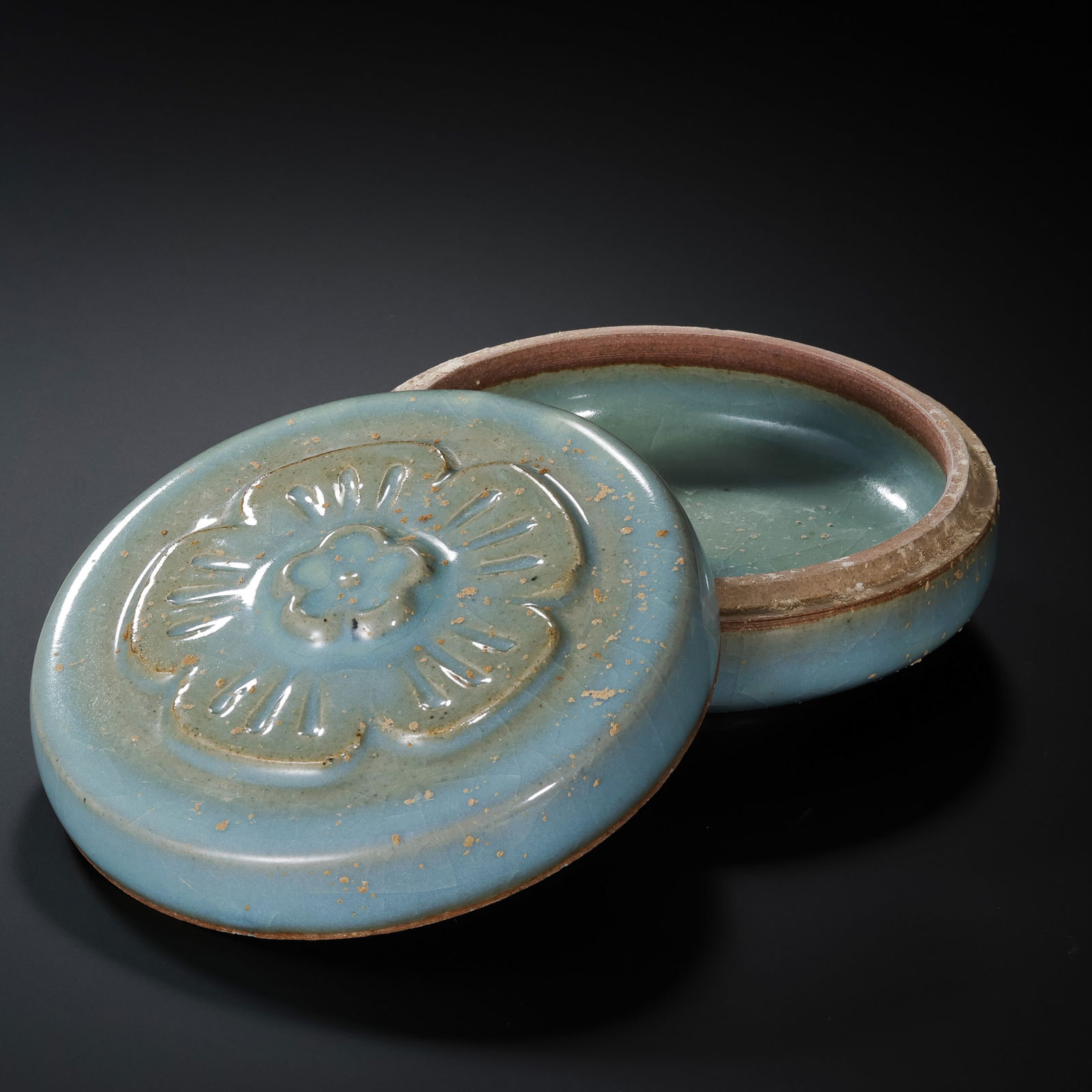 Northern Song Dynasty Jun ware sky-blue glazed plum blossom lid box: Diam. 4.5 cm. H. 10 cm.