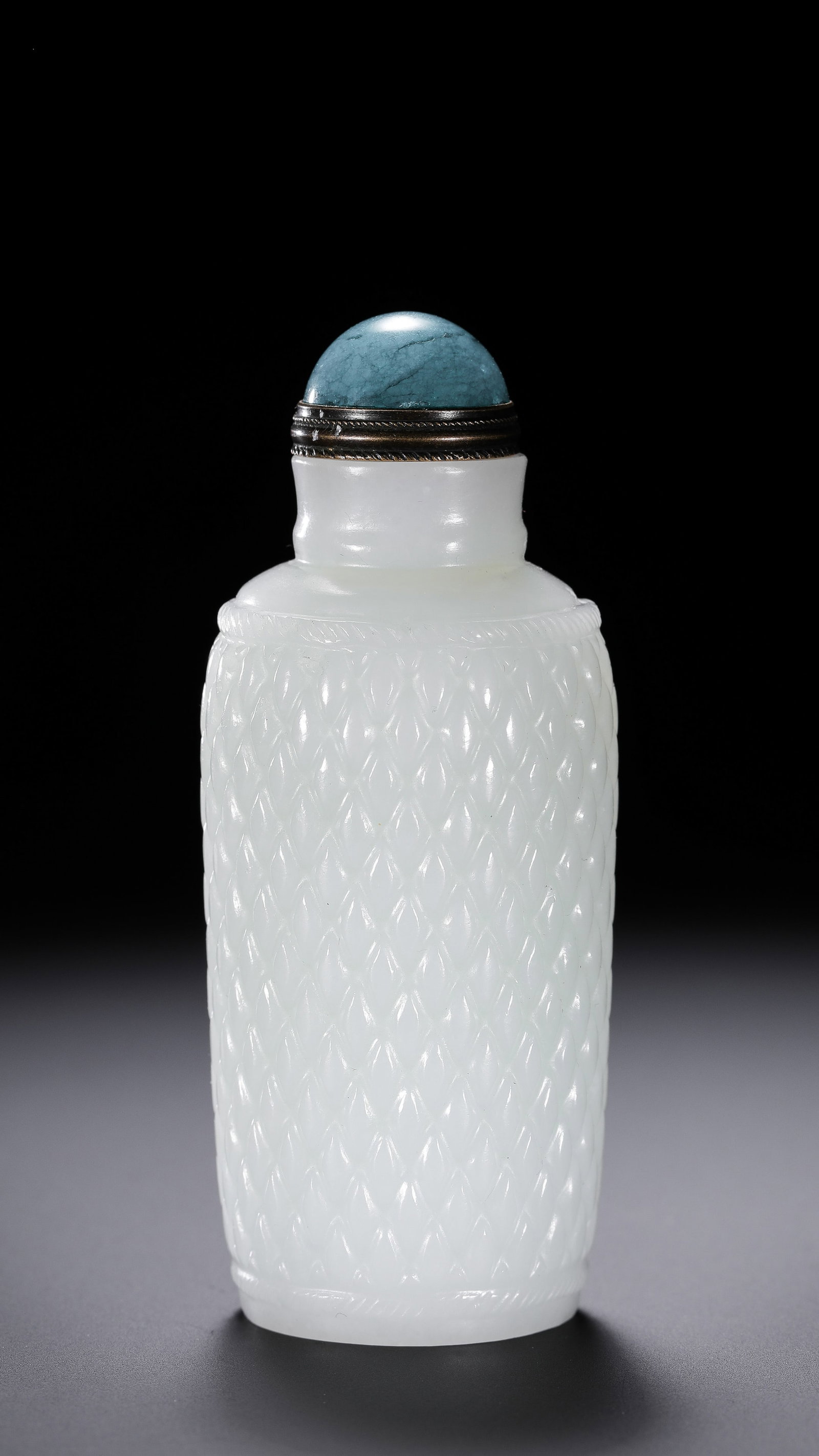 Chinese Qing Dynasty Hetian white jade snuff bottle: H. 8.8 cm. W. 3.2 cm. Weight. 111 gram.