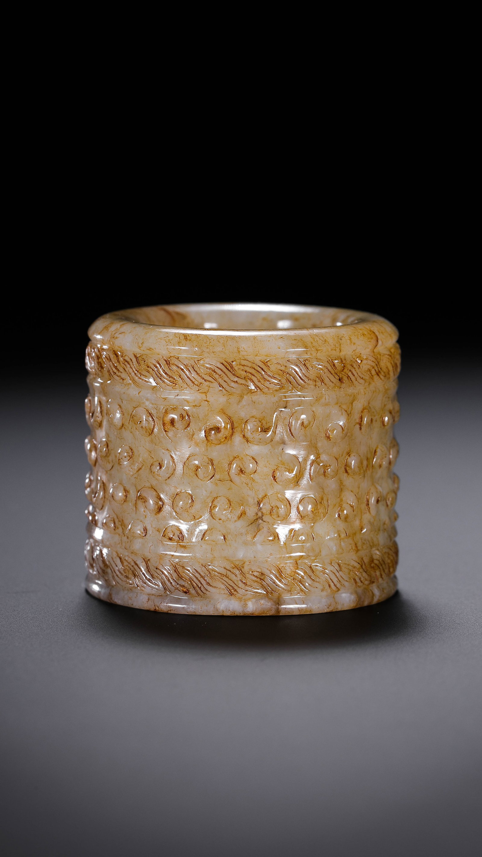 Thumb ring with cloud pattern from the Warring States period in China: Diam. 3.4 cm. H. 3 cm. Weight. 43 gram.