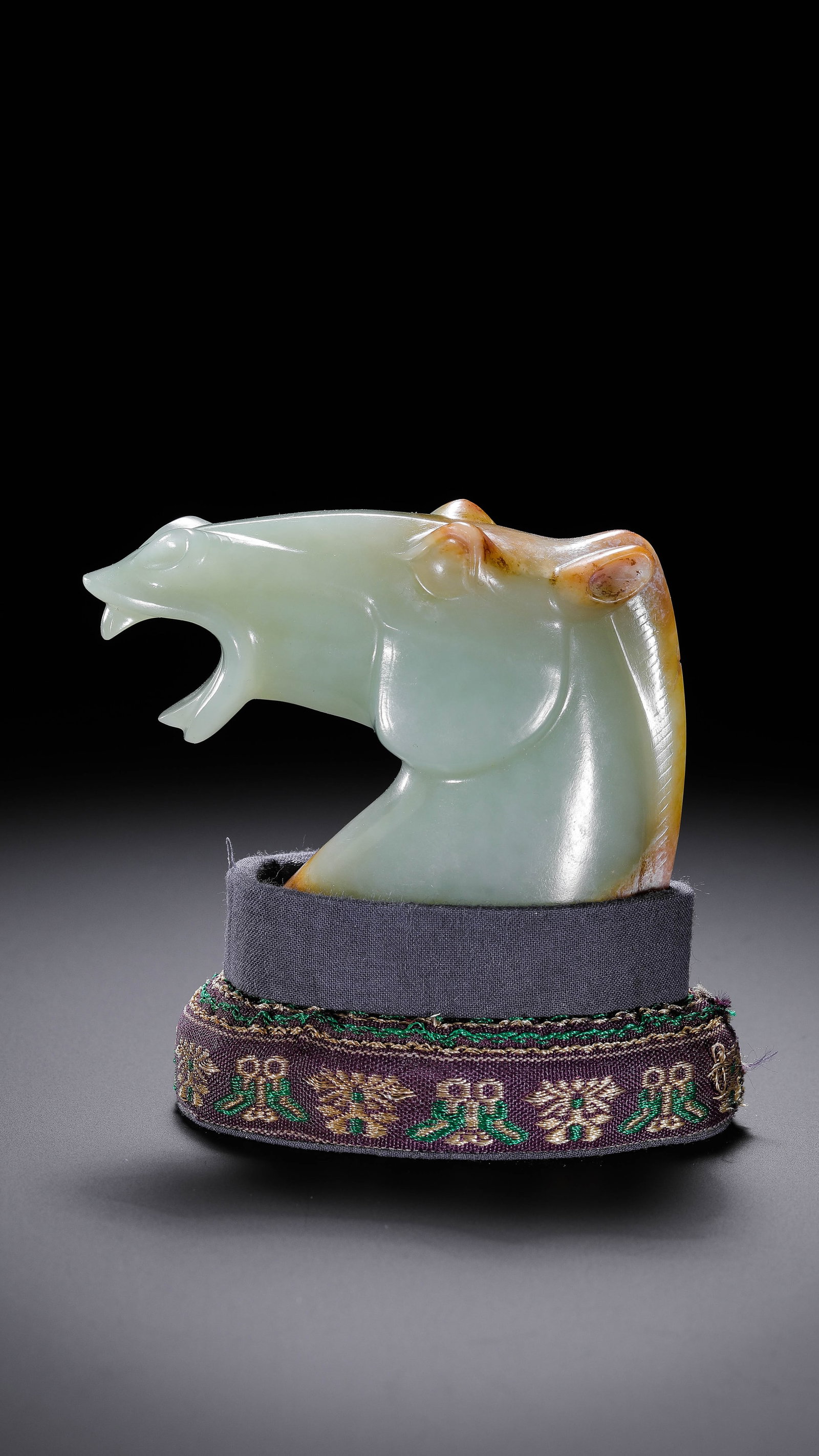 Jade Horse Head from the Han Dynasty in China: H. 6 cm. W. 7.8 cm. Weight. 147 gram.