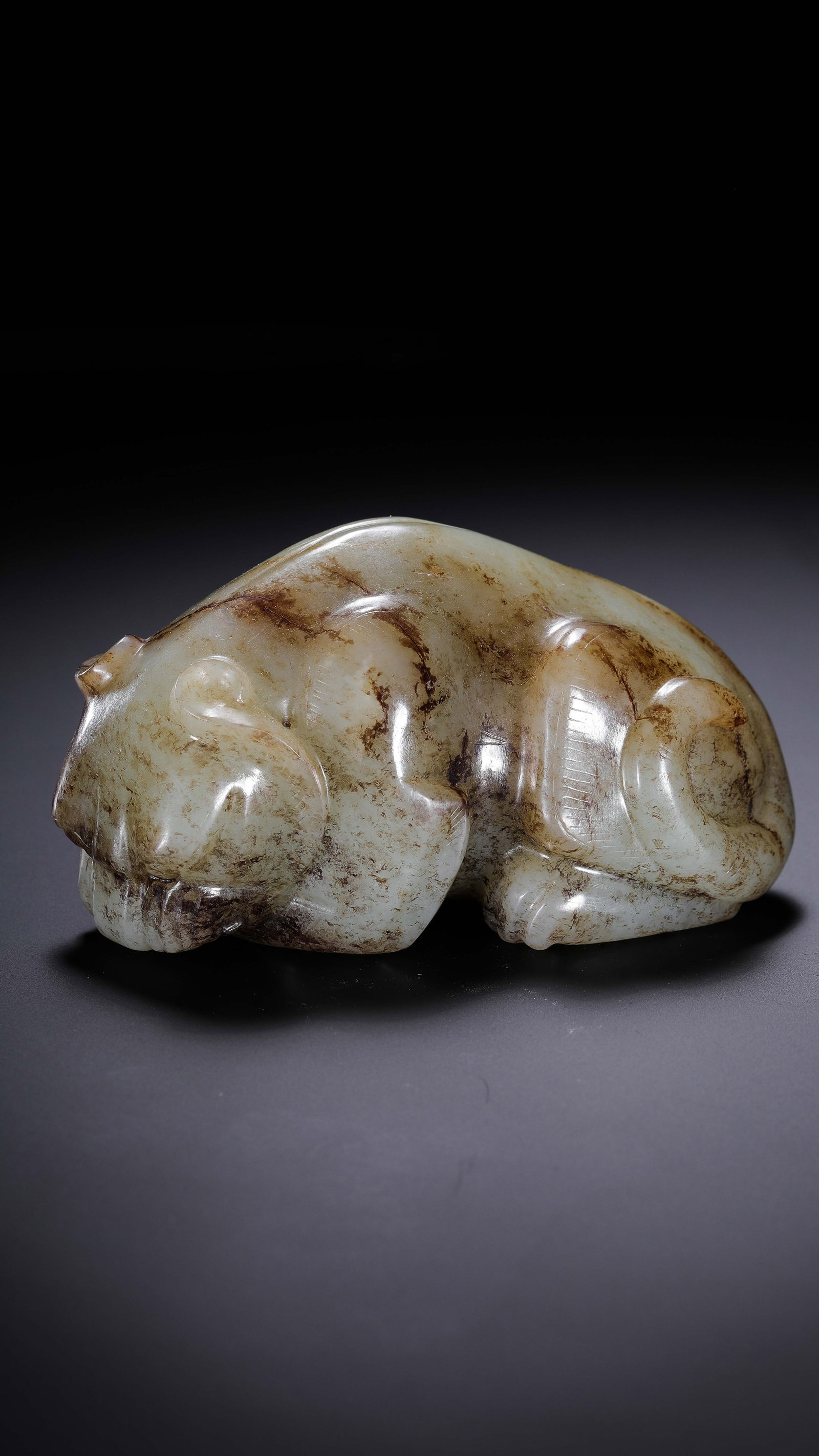 Jade Bear from the Han Dynasty in China: H. 5.3 cm. L. 10.6 cm. Weight. 437 gram.