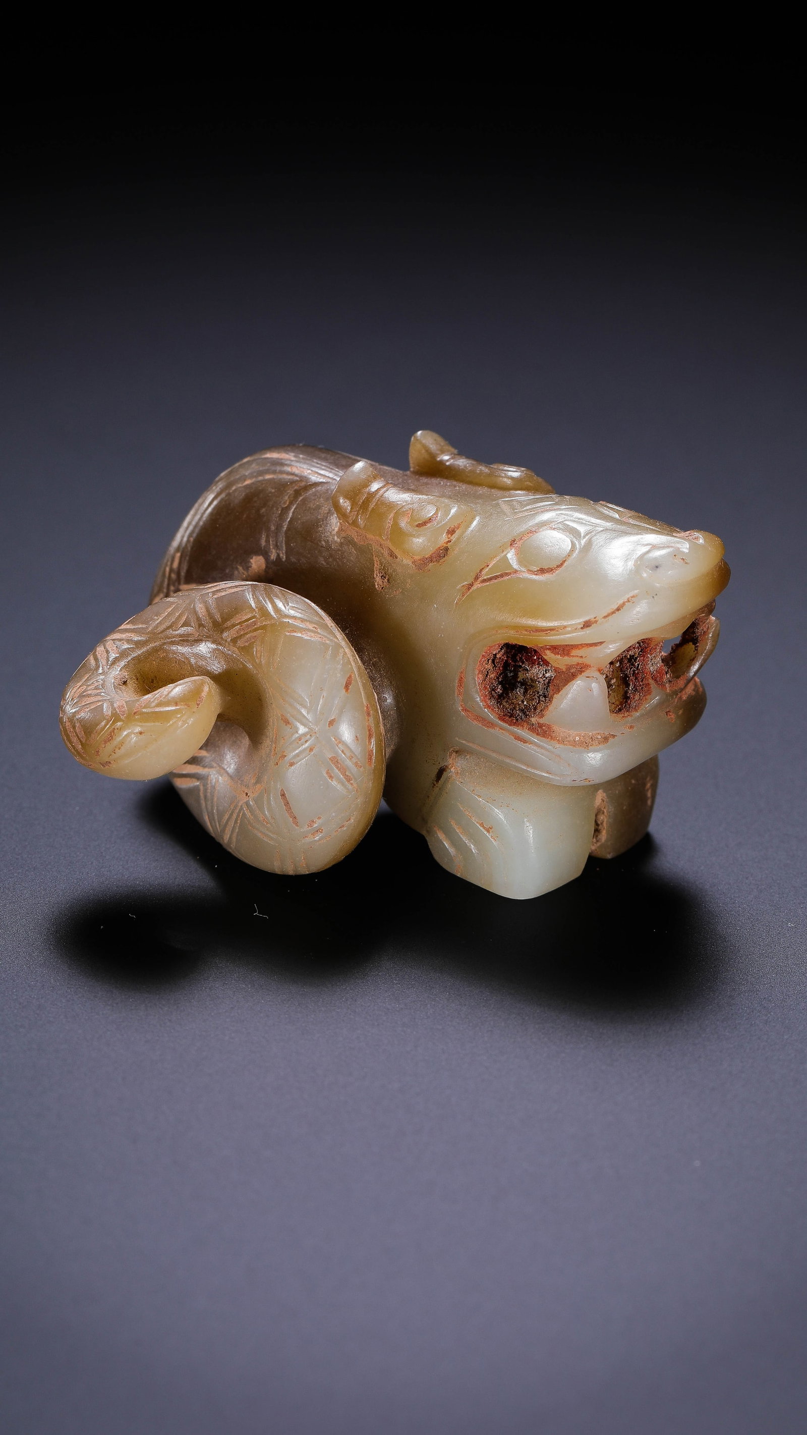 Jade Dragon from the Western Zhou Dynasty in China: H. 2.8 cm. L. 3.9 cm. Weight. 54 gram.