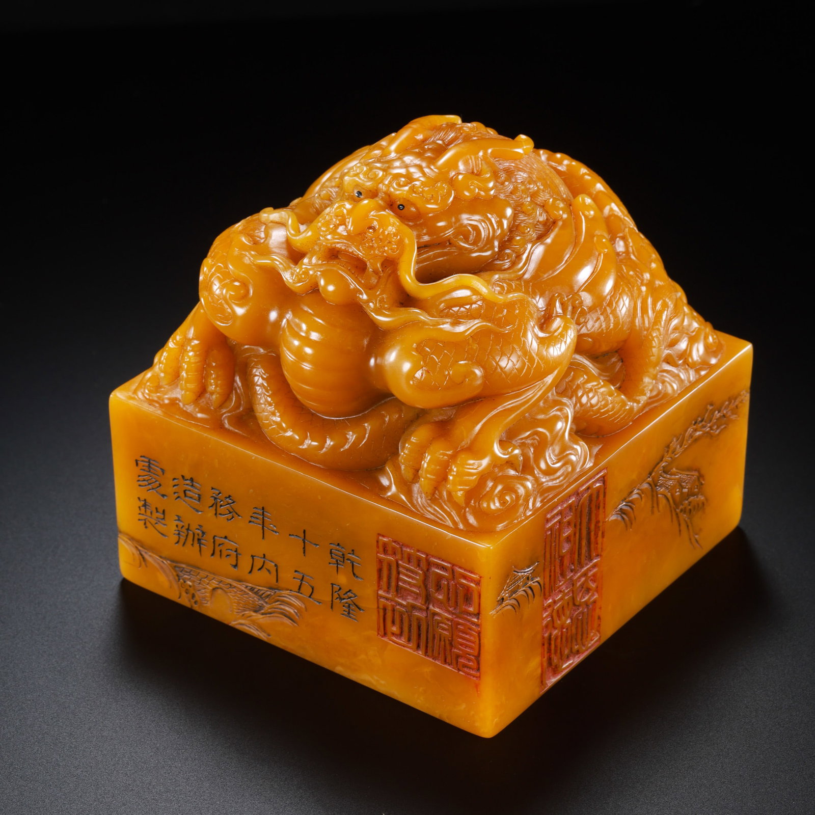 Chinese Qing Dynasty Tianhuang Seal: H. 9.5 cm. L. 9.7 cm. W. 9.5 cm. Weight. 1680 gram.