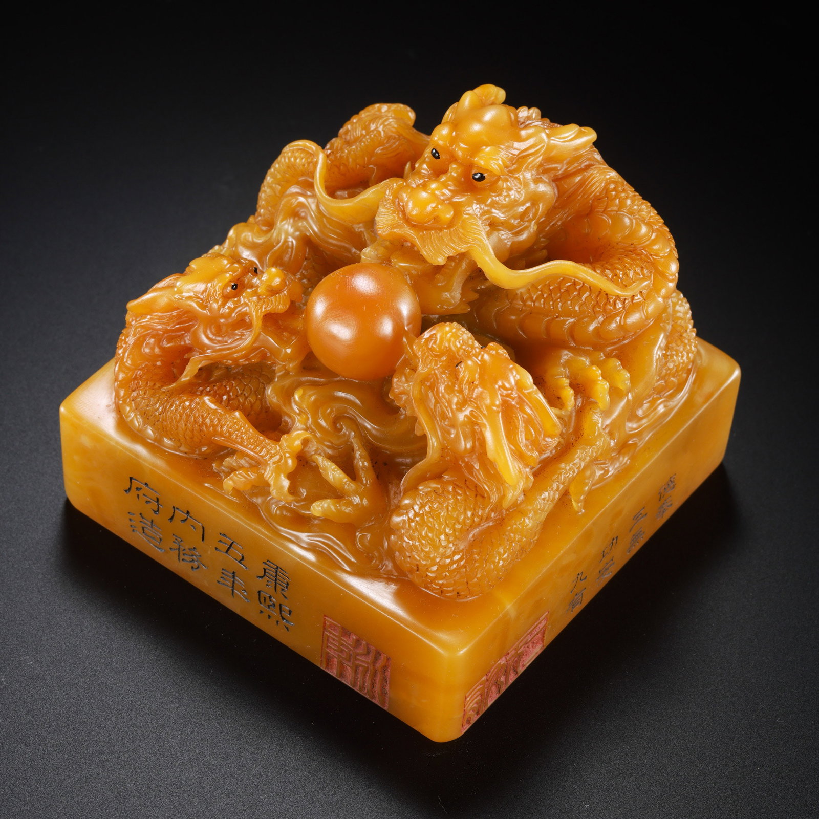 Chinese Qing Dynasty Tianhuang Seal: H. 8 cm. L. 9.7 cm. W. 9.7 cm. Weight. 1130 gram.