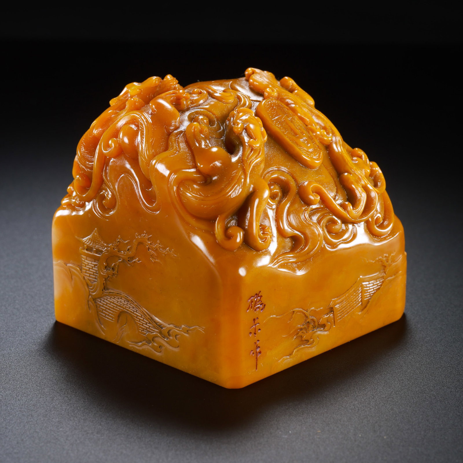Chinese Qing Dynasty Tianhuang Seal: H. 6 cm. L. 6.5 cm. W. 6 cm. Weight. 500 gram.