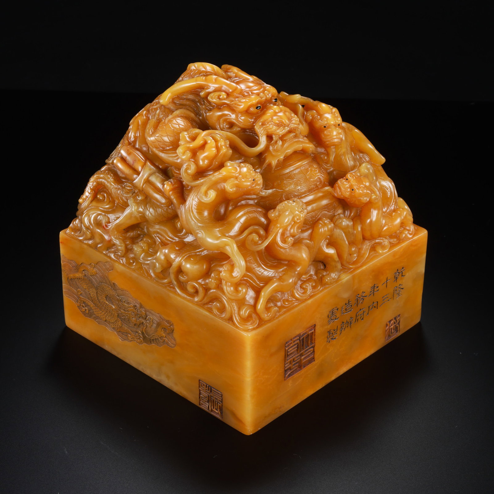 Chinese Qing Dynasty Tianhuang Seal: H. 13.5 cm. W. 13 cm. L. 13 cm. Weight. 4350 gram.