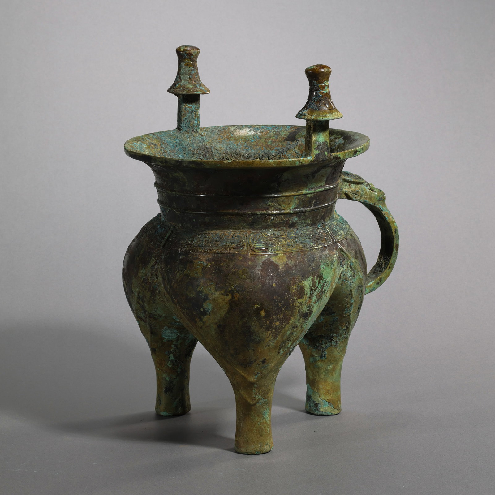 Bronze artifacts from the Shang and Zhou dynasties in China: H. 24.5 cm. W. 16 cm. Weight. 2450 gram.