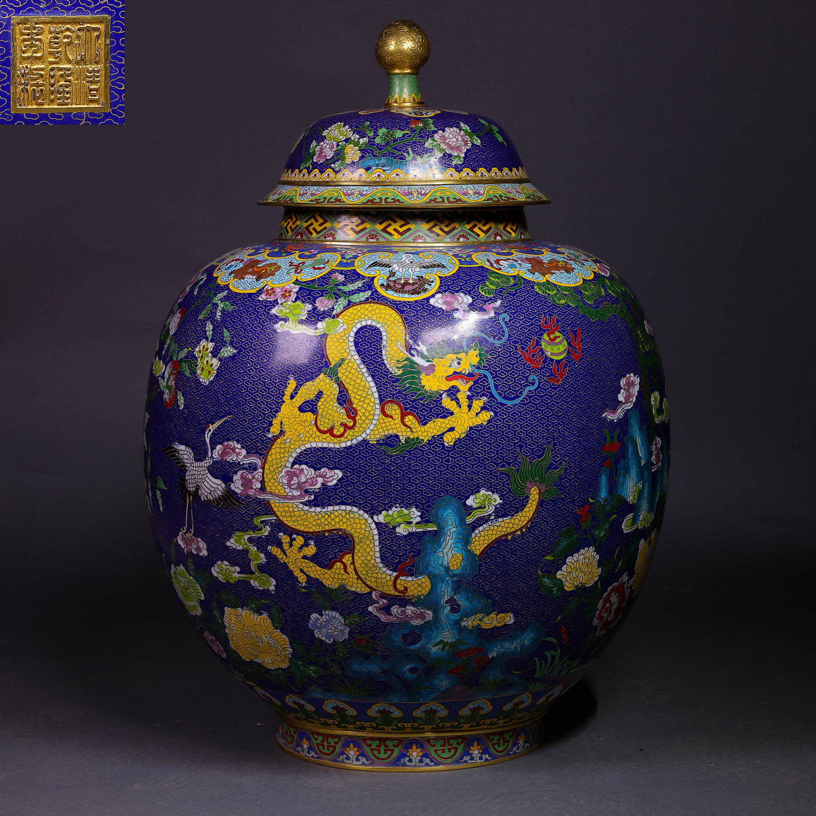 Cloisonné dragon-patterned covered jar from the Qianlong period of the Qing Dynasty, China: H. 68 cm. W. 46 cm.