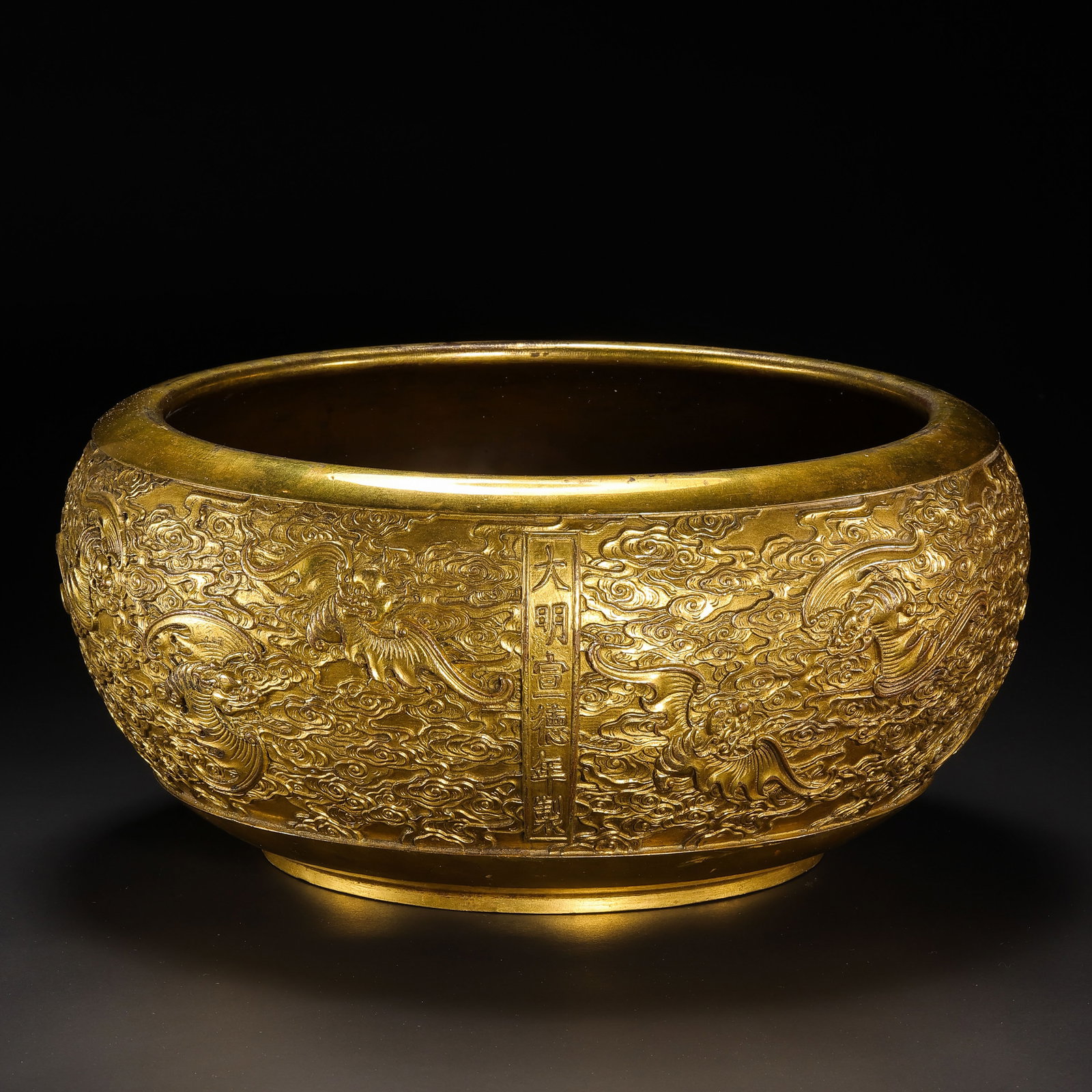 Gilded bronze bowl from the Xuande period of the Ming Dynasty in China: H. 15 cm. Diam. 31.7 cm., Weight. 9969 gram.