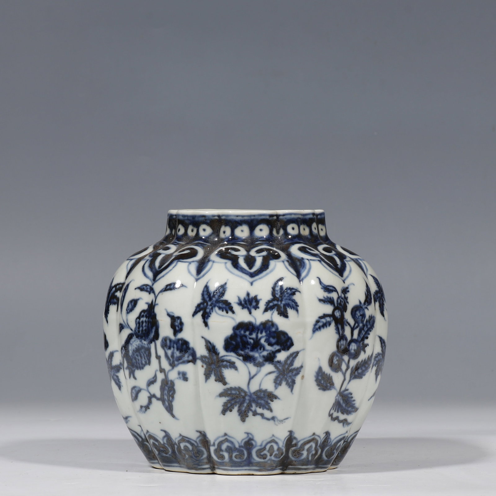 Blue and white floral pattern melon-shaped jar from the Xuande period of the Ming Dynasty, China: H. 14.3 cm. Diam. 9 cm.
