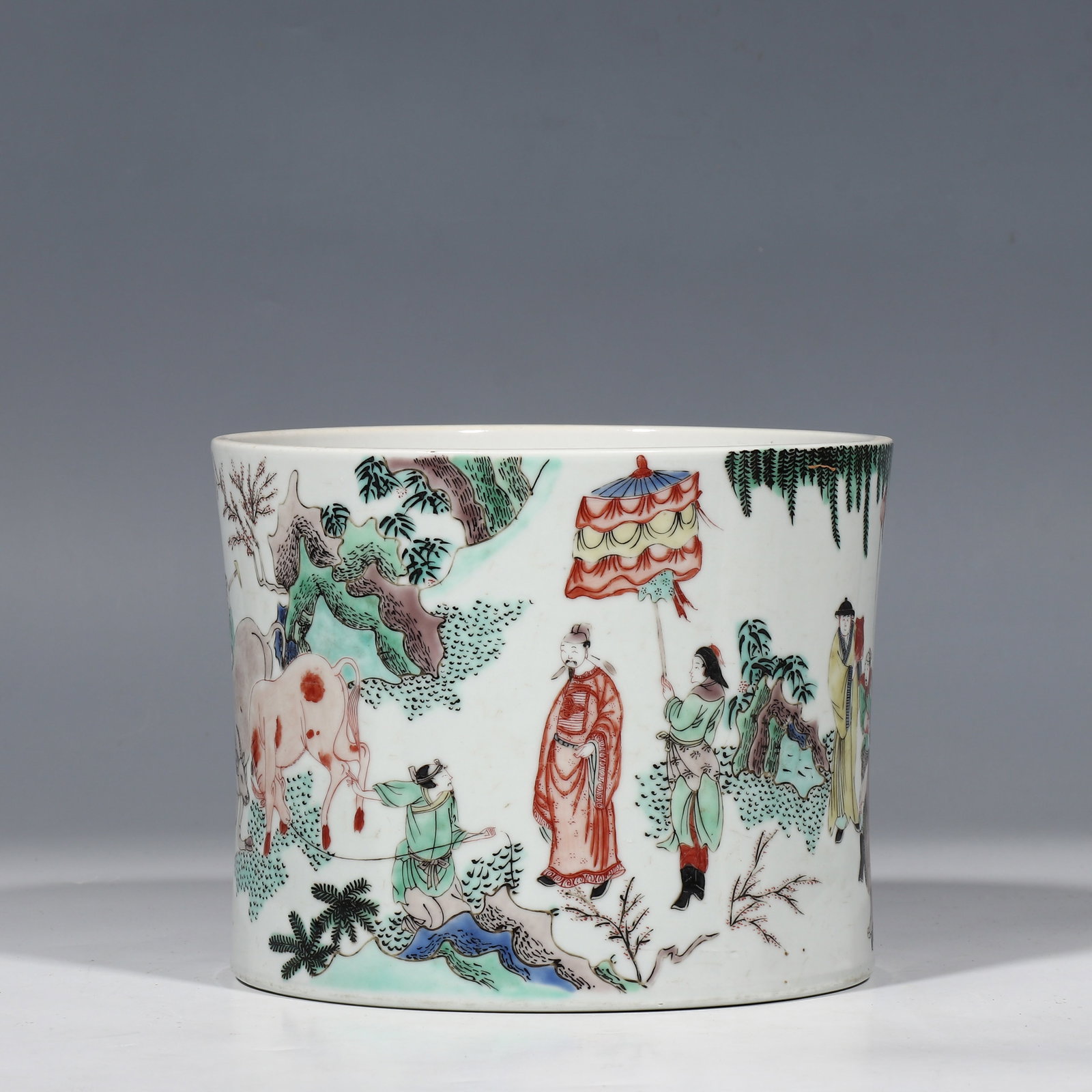 Chinese Qing Dynasty Brush Pot with Figural Scene Design: H. 15.7 cm. Diam. 20 cm.