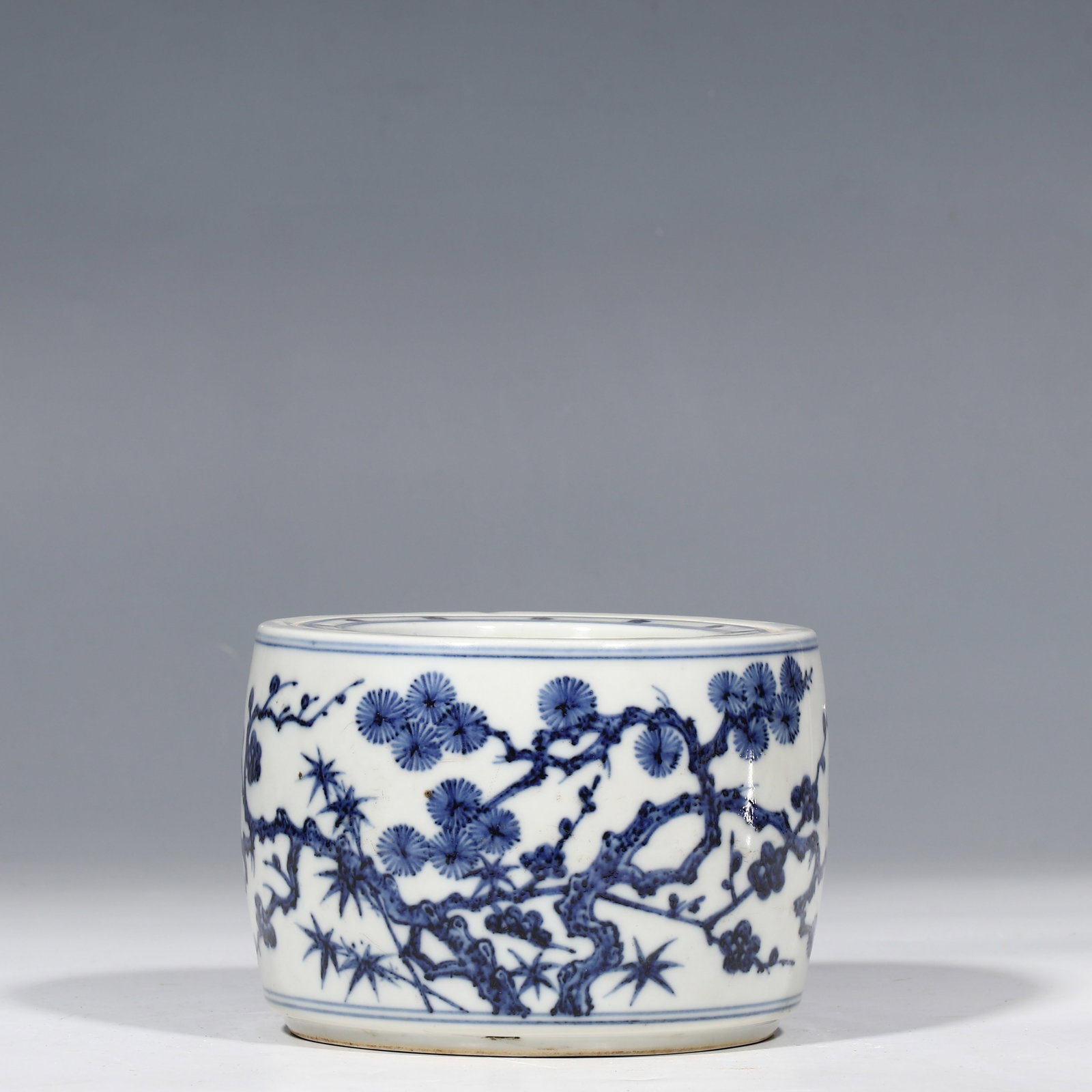 Blue and white porcelain cricket jar with floral design from the Xuande period of the Ming Dynasty,: H. 10 cm. Diam. 13.6 cm.