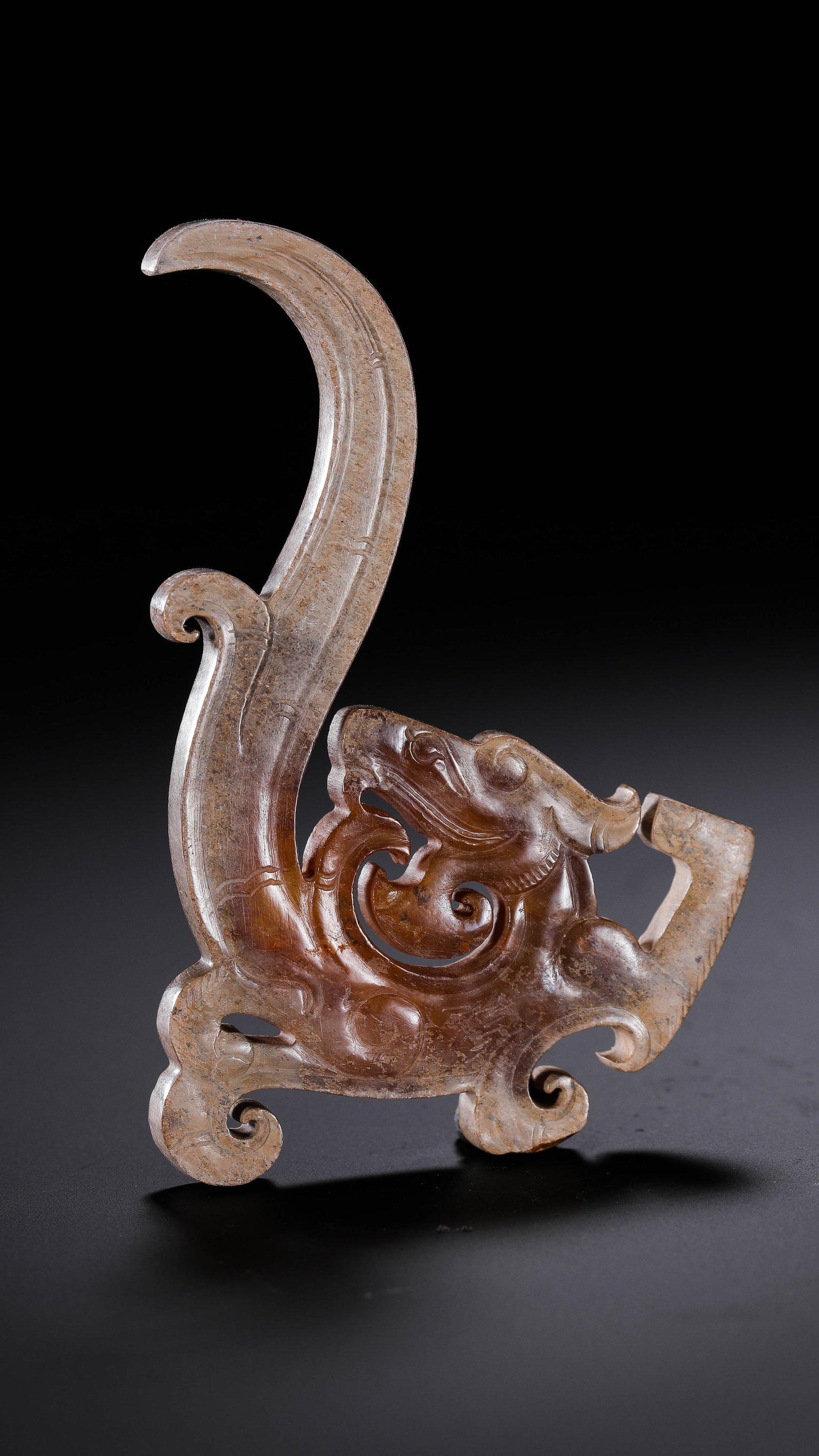 Jade Dragon from the Han Dynasty in China: L. 7.6 cm. W. 6.7 cm. Weight. 21 gram.