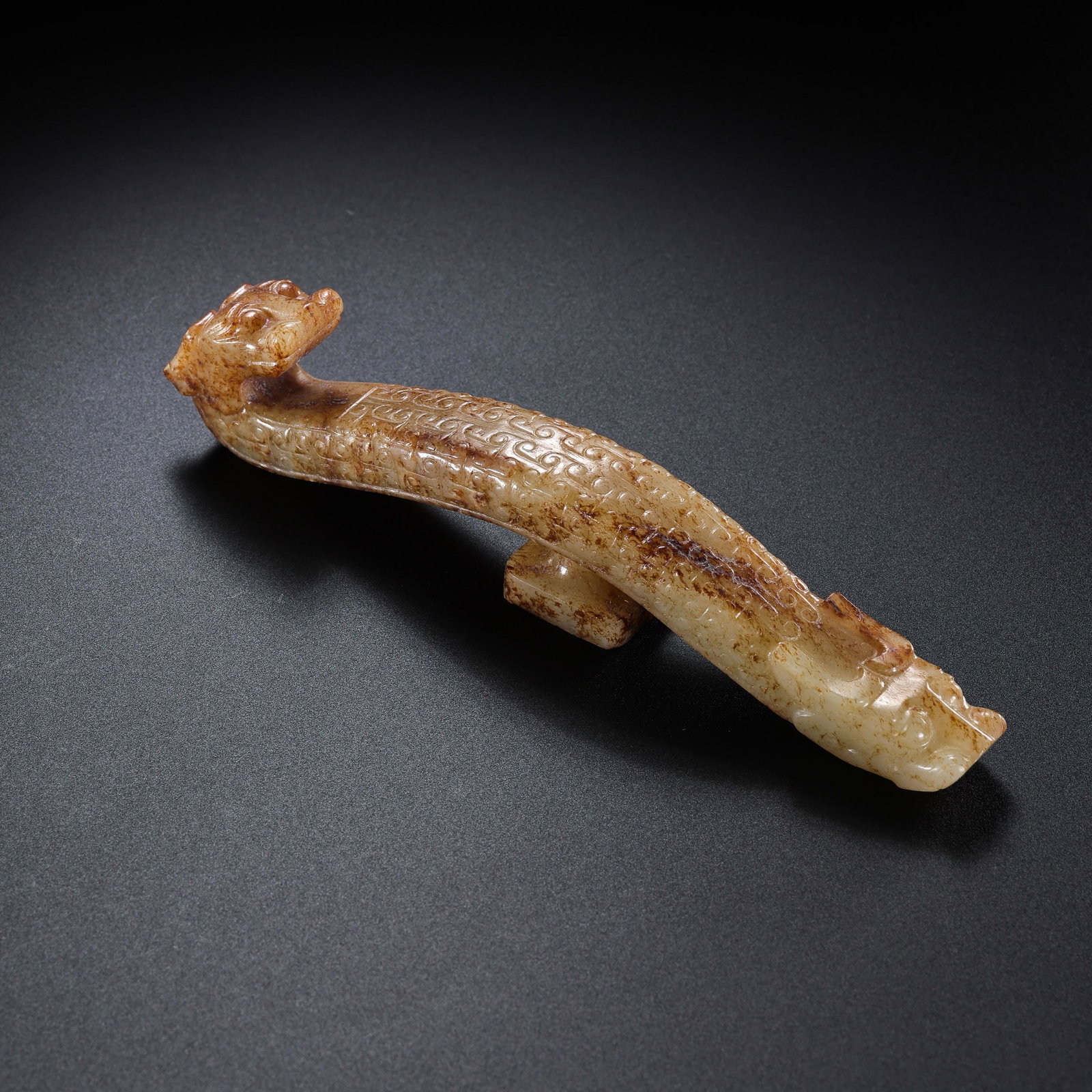 Jade Dragon Belt Hook from the Han Dynasty in China: L. 12 cm. Weight. 54 gram.