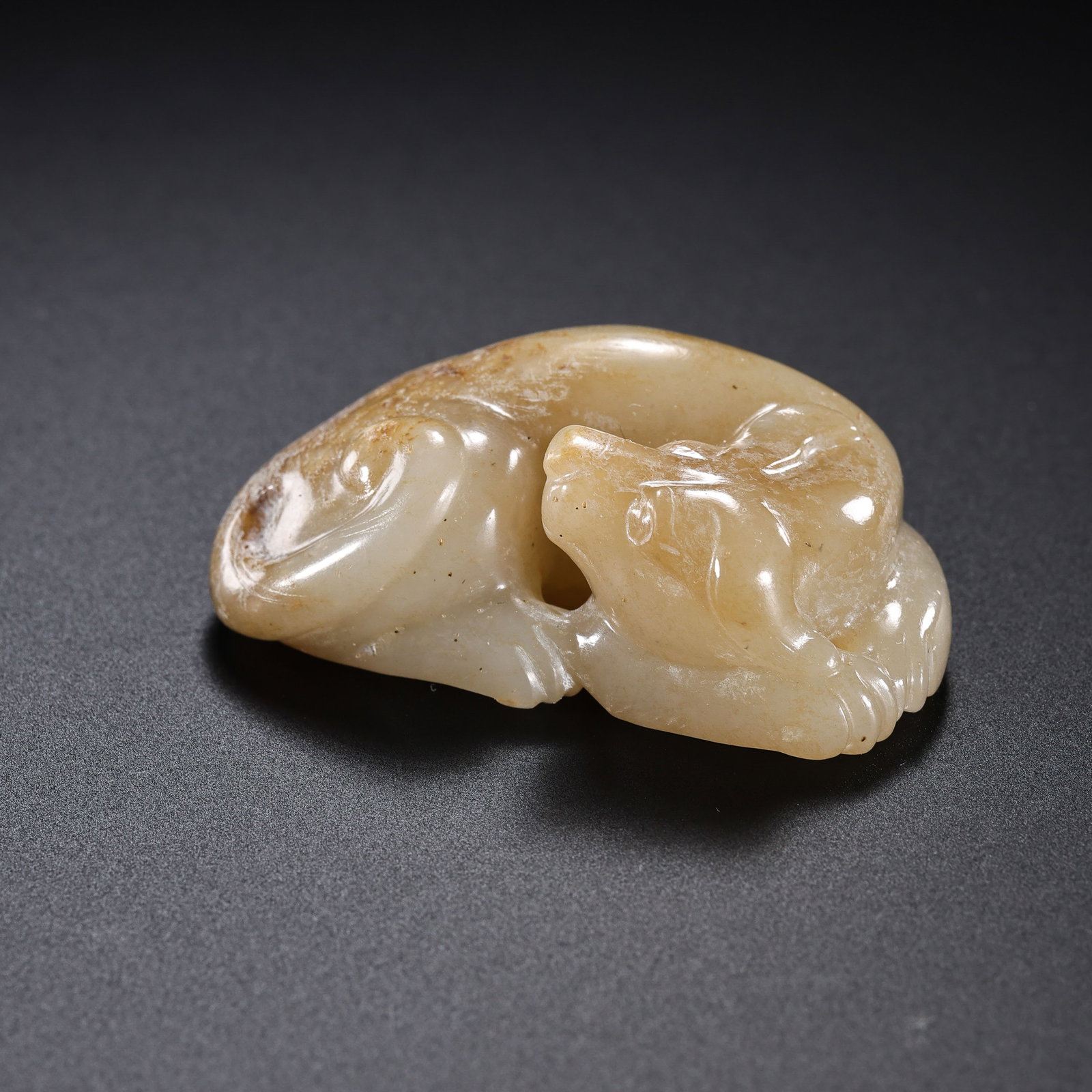 Jade Dog from the Han Dynasty in China: L. 5.8 cm. H. 2 cm. Weight. 52 gram.