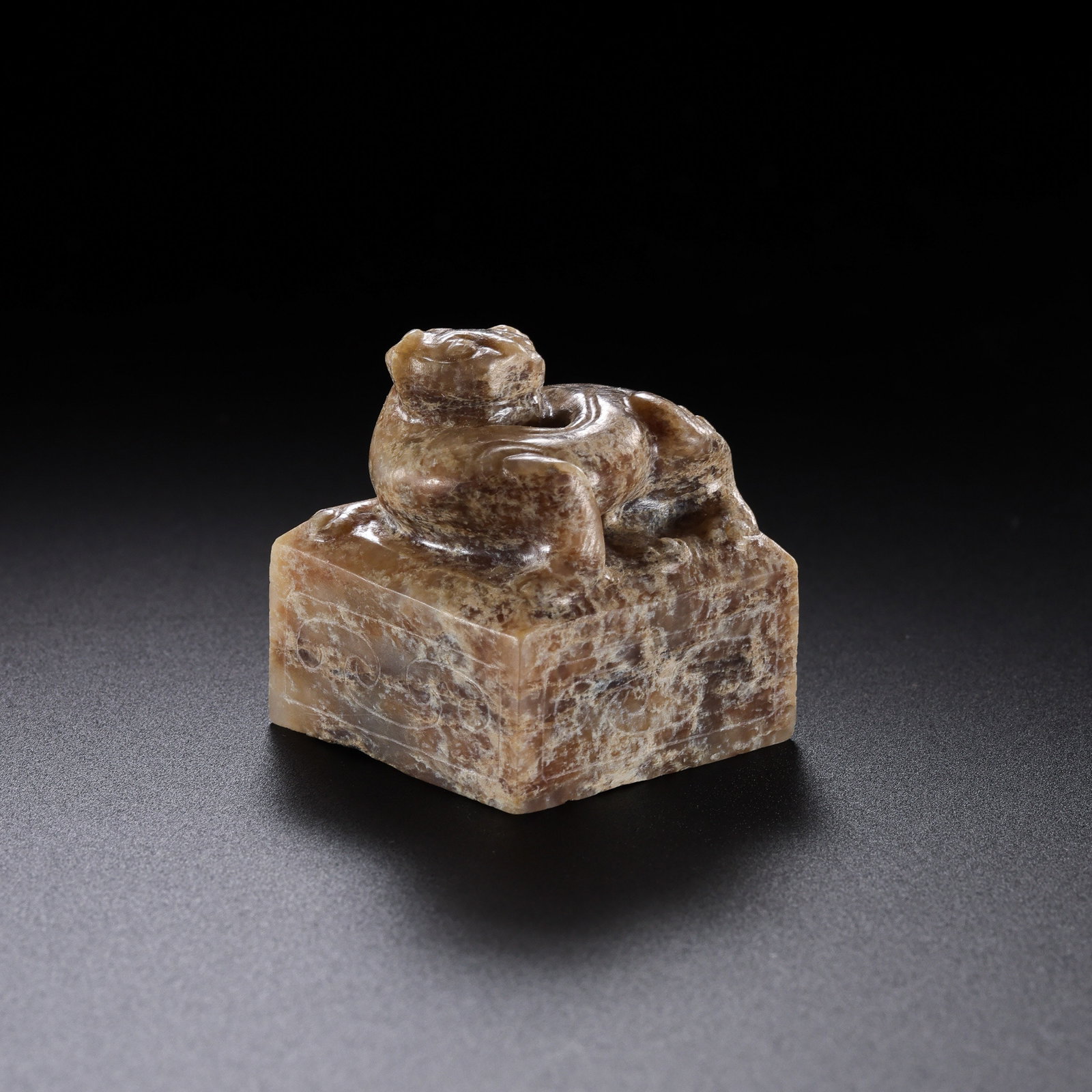 Chinese Han Dynasty jade seal: H. 2.8 cm. W. 2.6 cm. Weight. 39 gram.