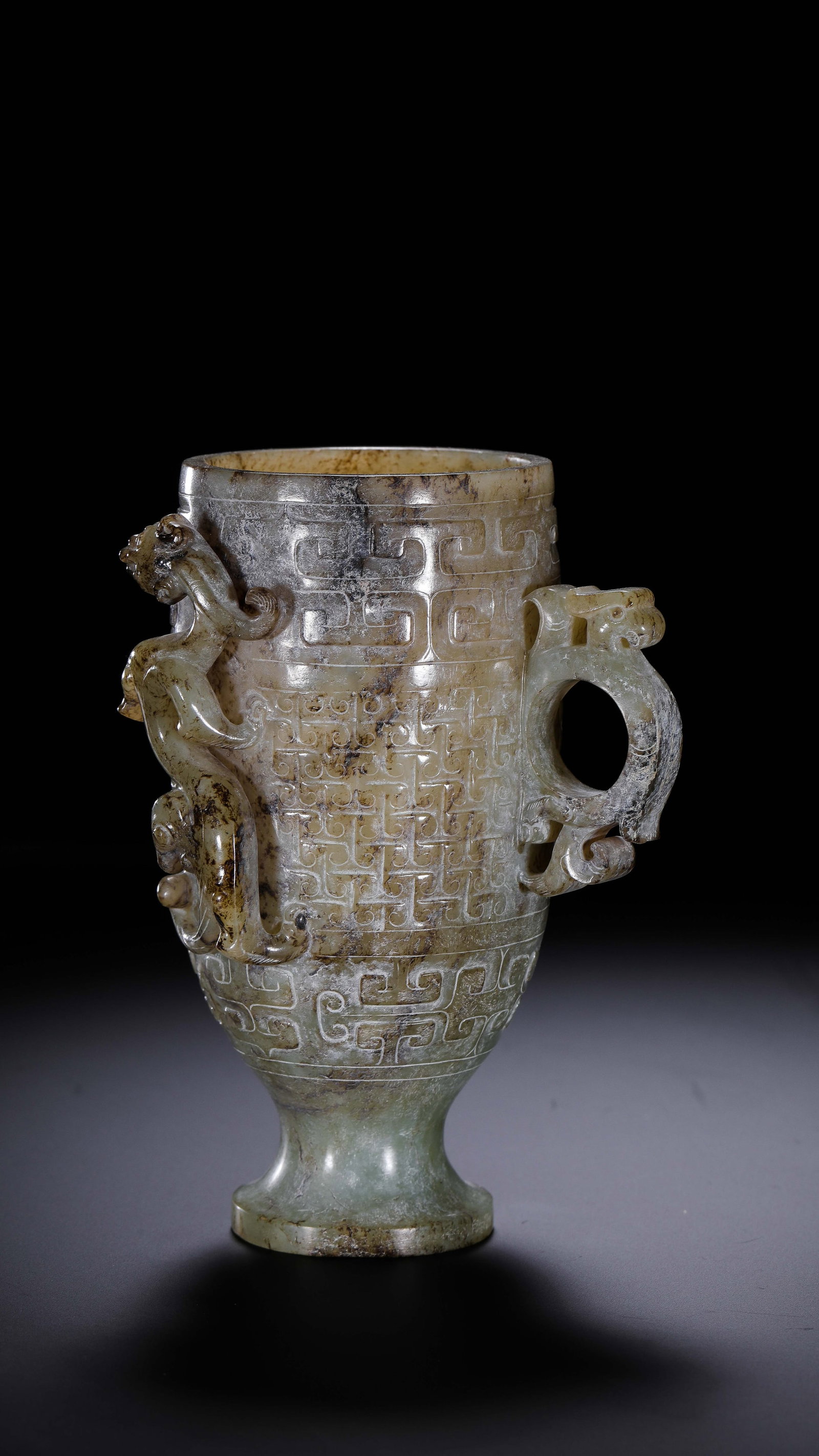 Jade cup with handle from the Han Dynasty in China (1 of 10)