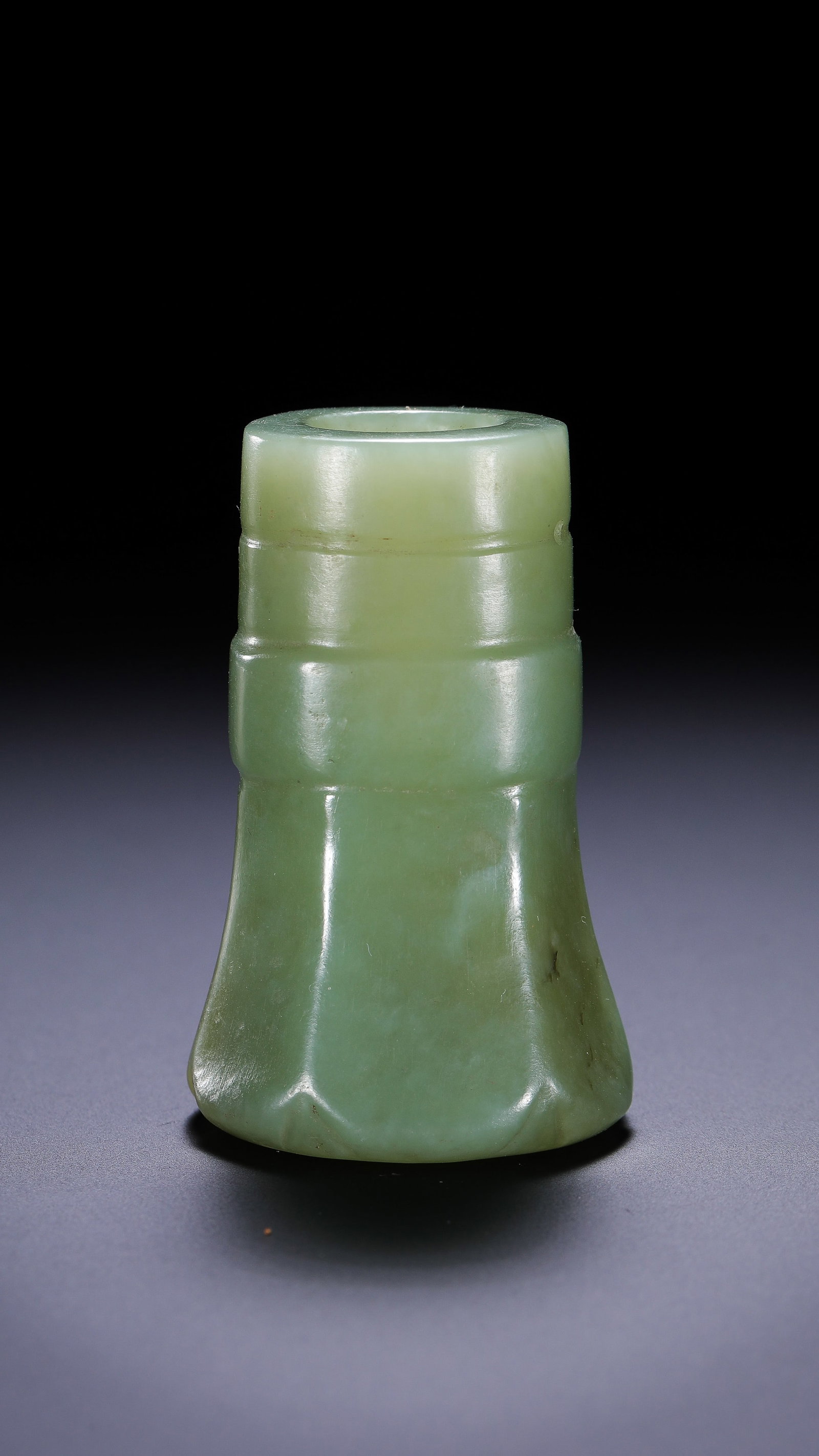 Jade dagger from the Han Dynasty in China: H. 2.9 cm. W. 4.6 cm. Weight. 42 gram.