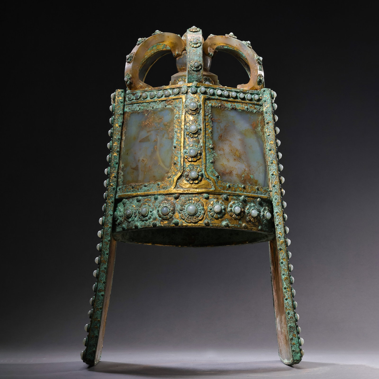 Agate bronze helmet and hat crown from the Warring States period in China: H. 38 cm. Weight. 5380 gram.