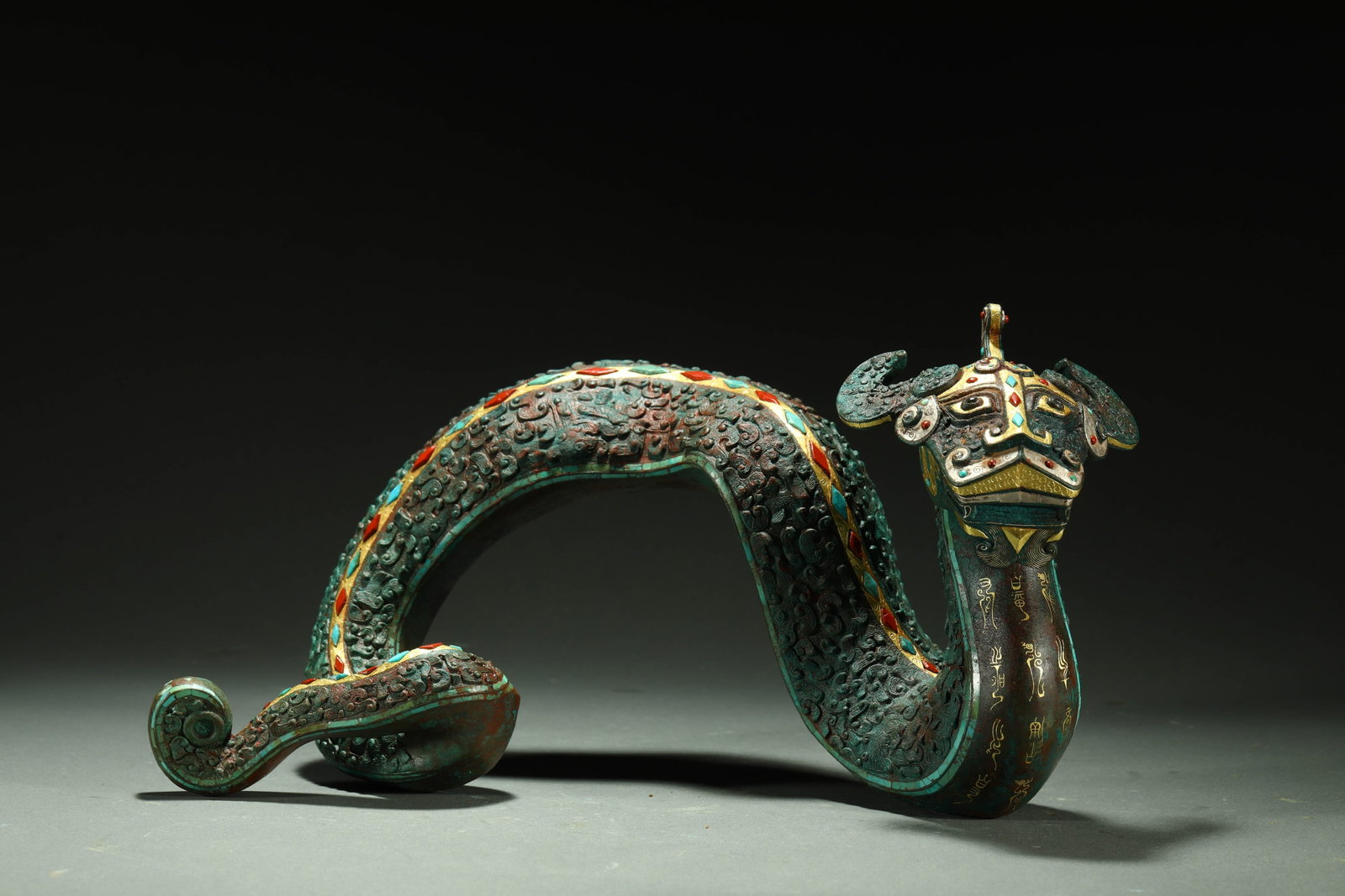 Gold and silver dragon from the Warring States period in China: H. 35 cm. L. 32 cm. Weight. 1800 gram.