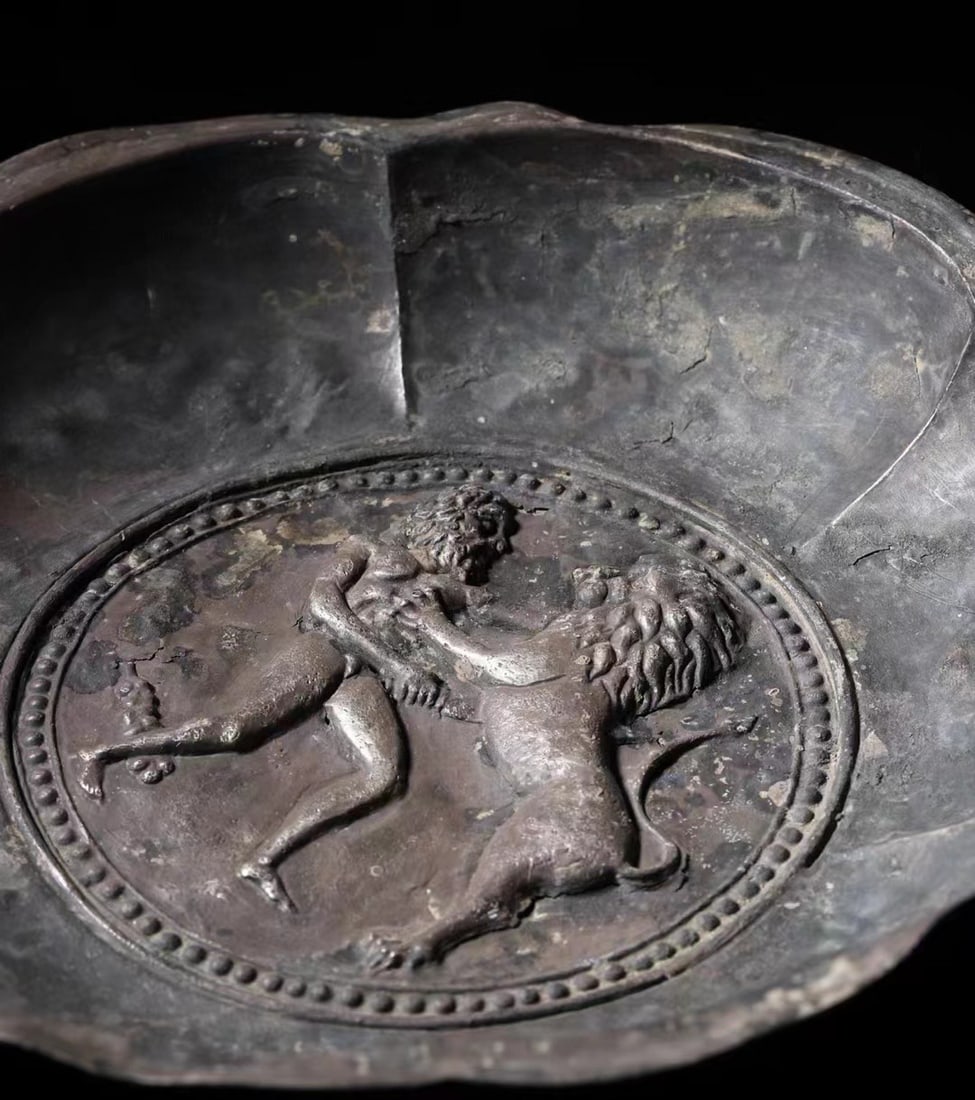 Silver Hercules-patterned plate from ancient Rome - 2