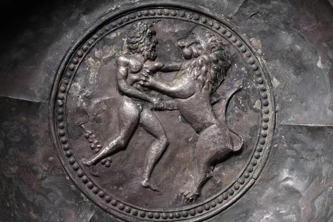 Silver Hercules-patterned plate from ancient Rome - 4