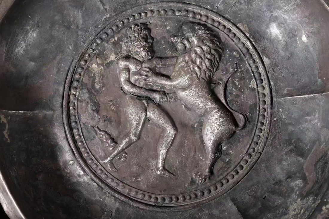 Silver Hercules-patterned plate from ancient Rome - 5