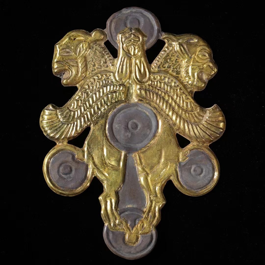 Ancient Persian culture gold and silver stacked ornaments: L. 101 cm. W. 73 cm. Weight. 14.4 gram.