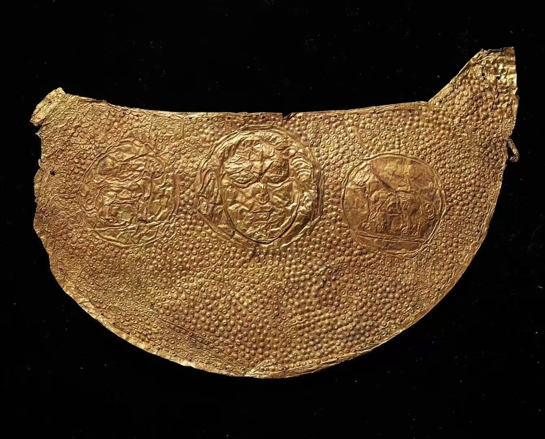 Achaemenid Dynasty gold ornaments: L. 18 cm. W. 12 cm.