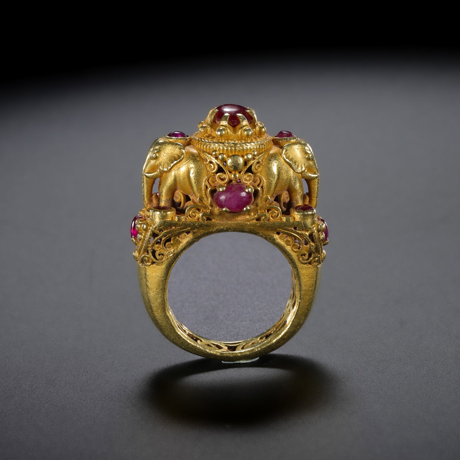 Ancient Persian culture pure gold ring inlaid with gemstones: L. 2.2 cm. Weight. 21 gram.