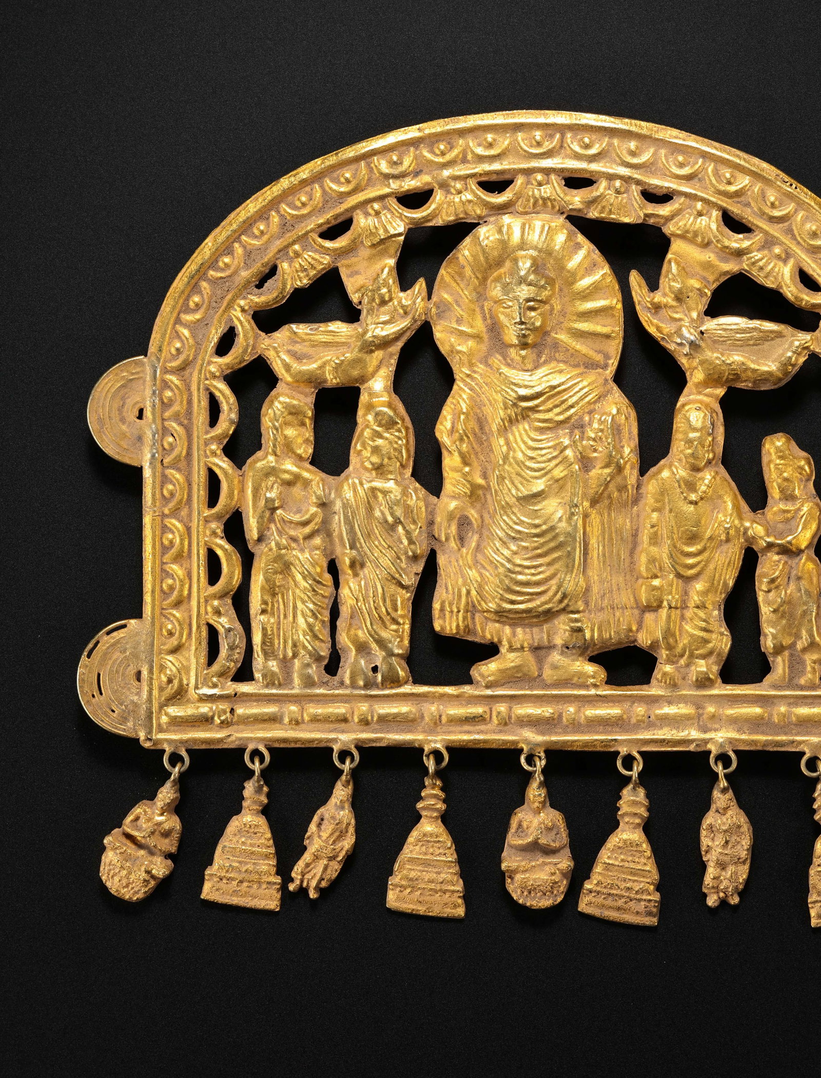 Ancient Persian culture pure gold ornaments: L. 9.7 cm. W .8.8 cm. Weight. 41 gram.