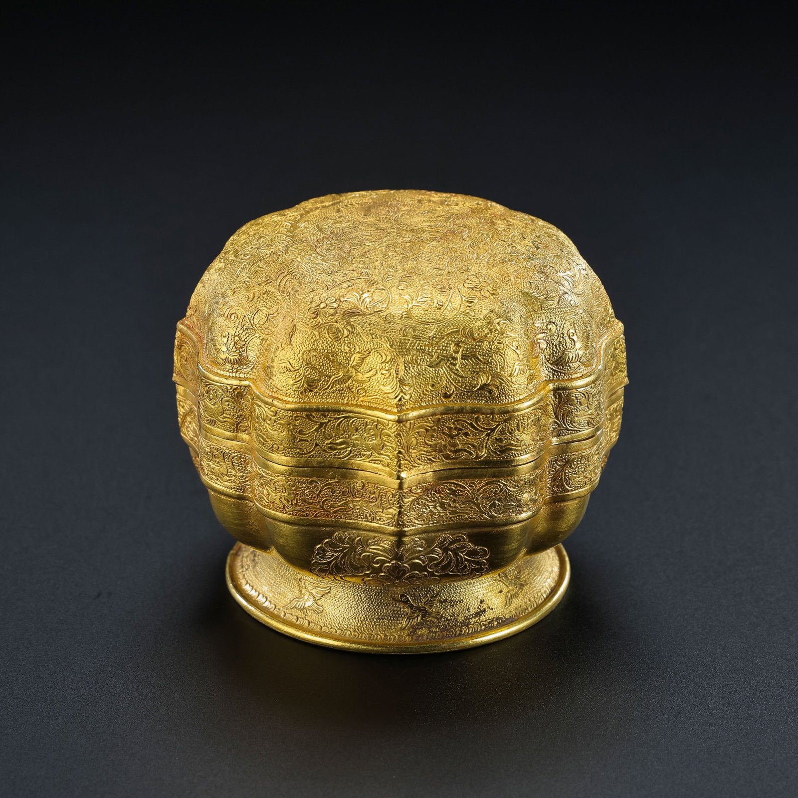 Pure gold covered box from the Tang Dynasty in China: H. 5.5 cm. W. 5.5 cm. Weight. 146 gram.