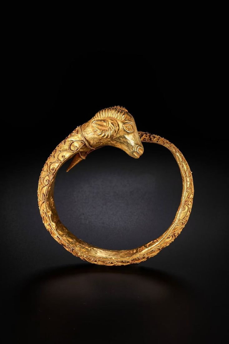 Ancient Persian culture pure gold ram head bracelet: Diam. 7.4 cm. L. 8 cm. Weight. 28 gram.