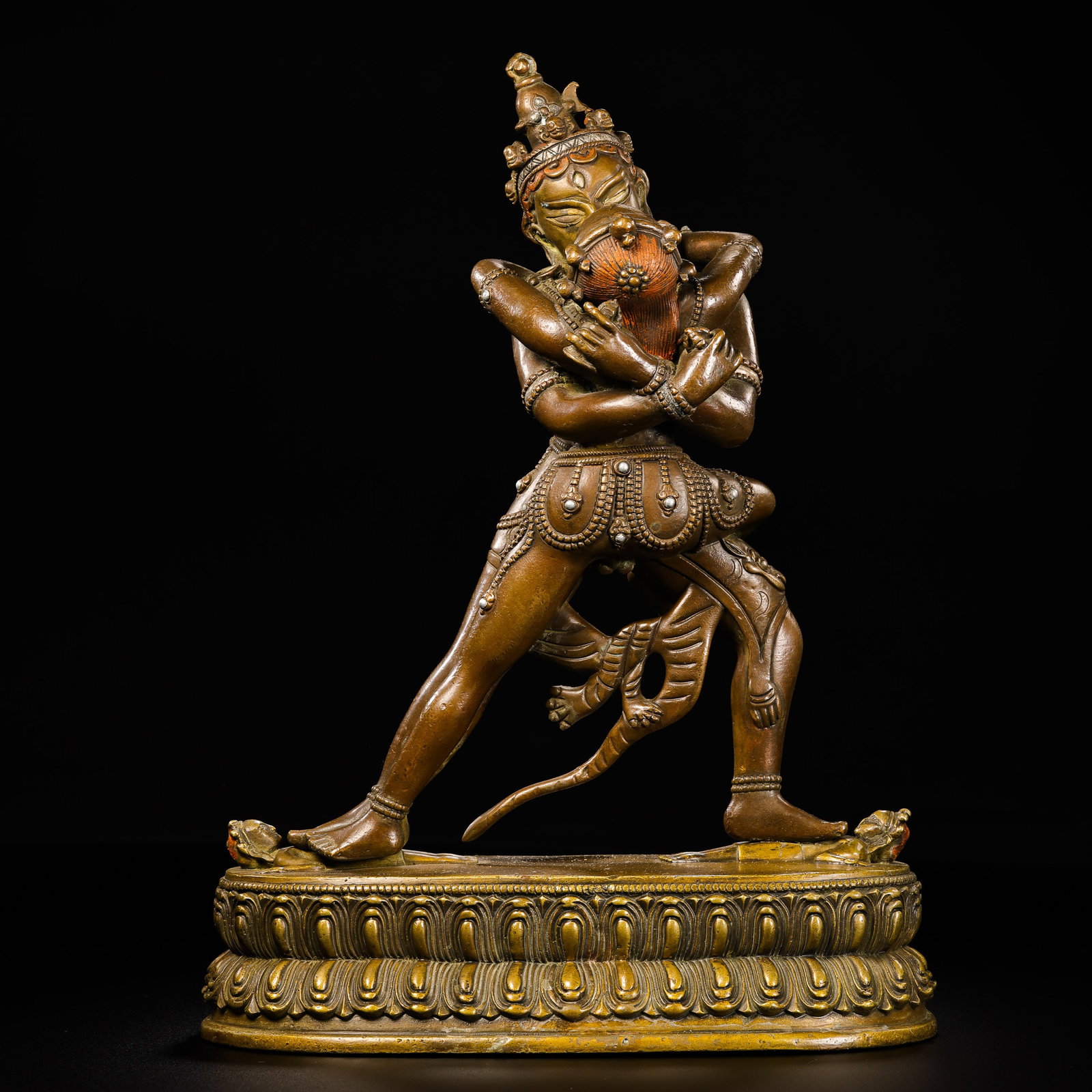 Standing Buddha statue made of alloy bronze from the Ming Dynasty in China: H. 30.7 cm. W. 22 cm. Weight. 4422 gram.