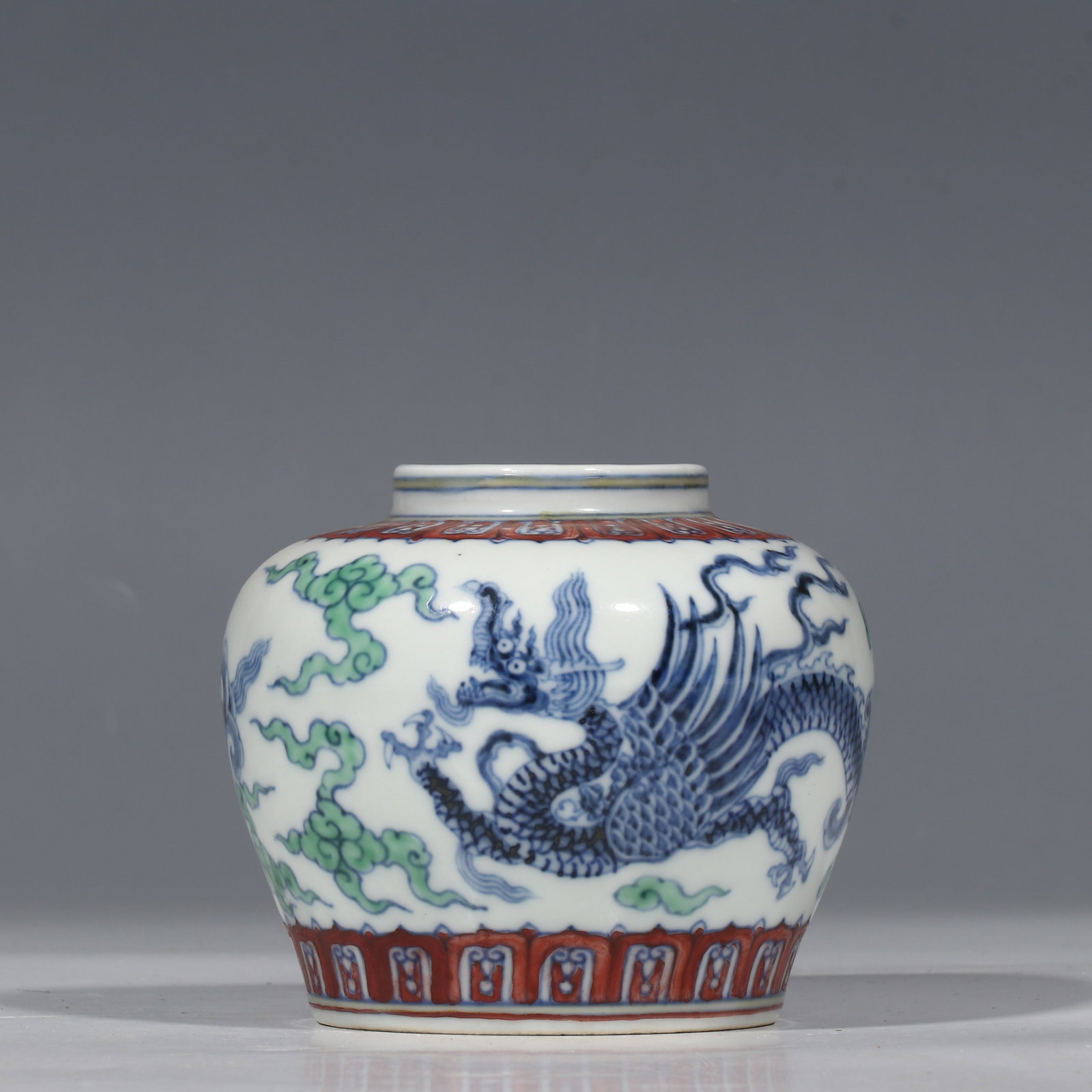 A Doucai (enamel overglaze enamel) dragon-patterned "Tian" (?) jar from the Chenghua period of the: H. 9.5 cm. Diam. 5.3 cm.