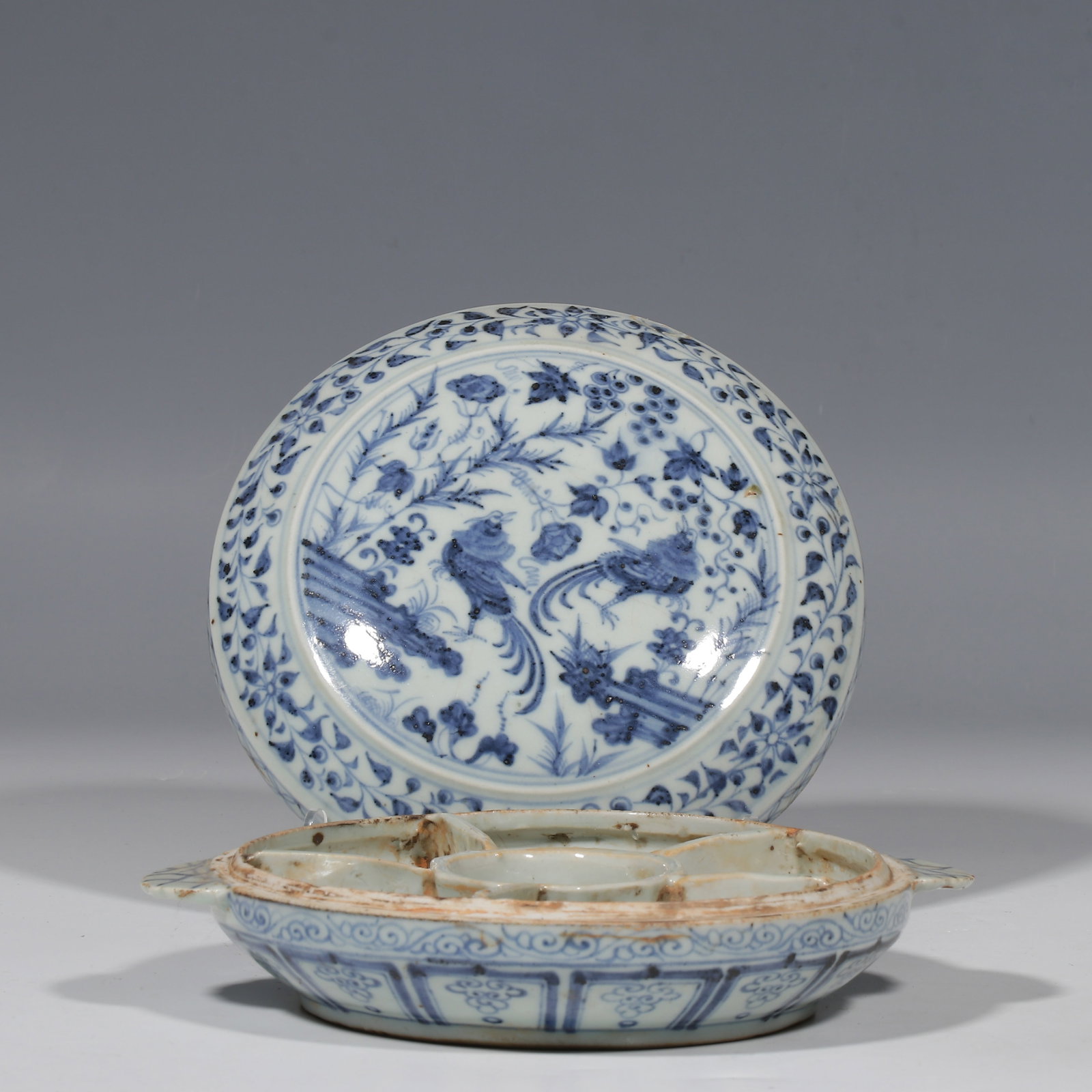 Chinese Yuan Dynasty Blue and White Porcelain Box with Floral and Bird Design: H. 7 cm. W. 14.3 cm.