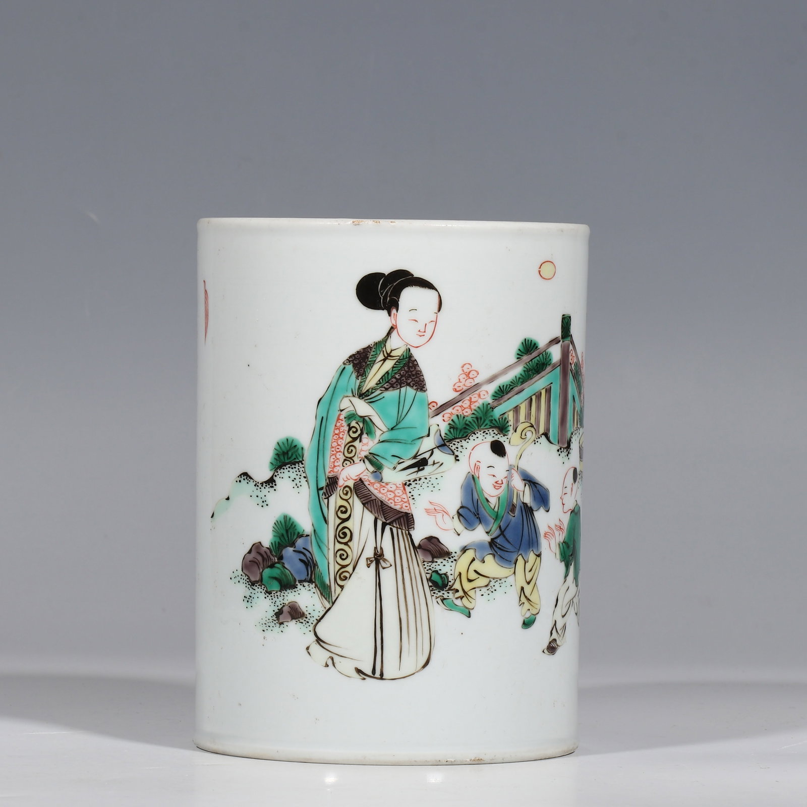 Chinese Qing Dynasty Brush Pot with Figural Scene Design: H. 16 cm. Diam. 10.3 cm.