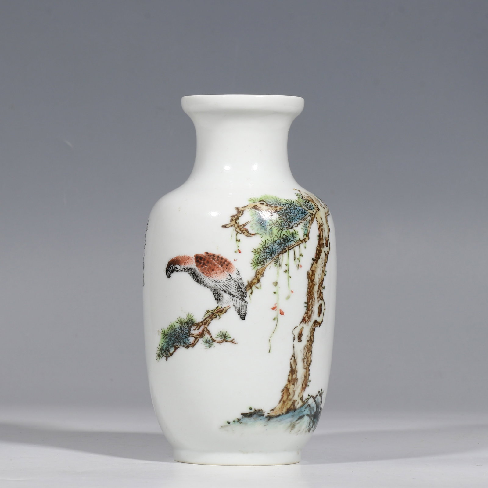 20th-century porcelain vase with floral and bird design: H. 17.8 cm. W. 9.4 cm.
