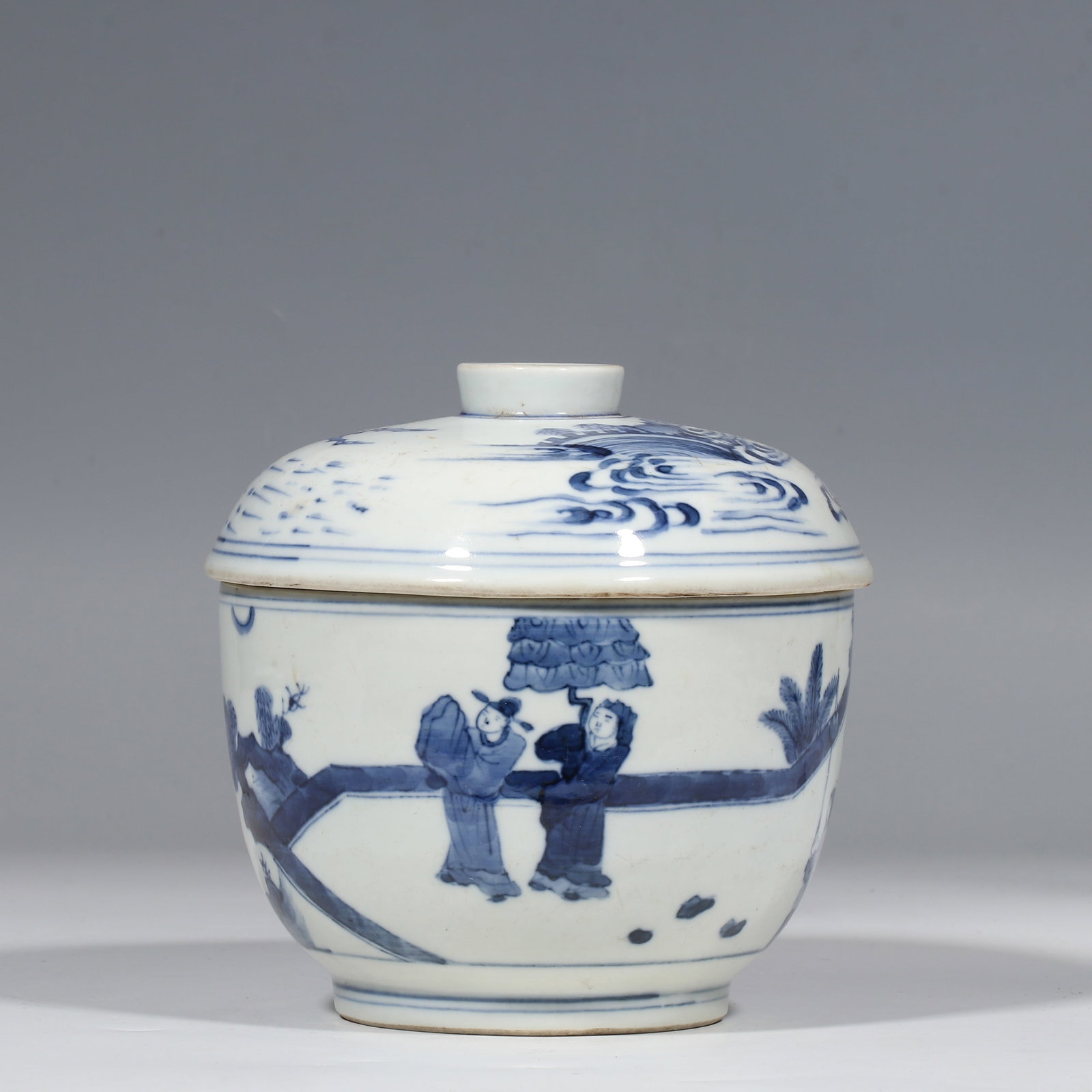 Chinese Qing Dynasty Blue and White Porcelain Covered Bowl with Figure and Story Design: H. 15 cm. Diam. 11.8 cm.