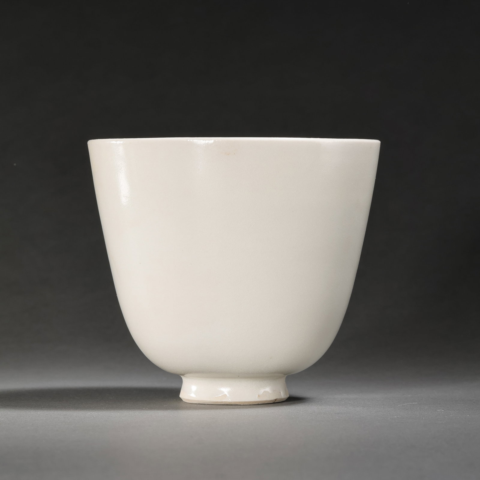 A white porcelain cup with the character "?" from the Xing kiln of the Tang Dynasty in China.: H. 8.5 cm. Diam. 9.3 cm.