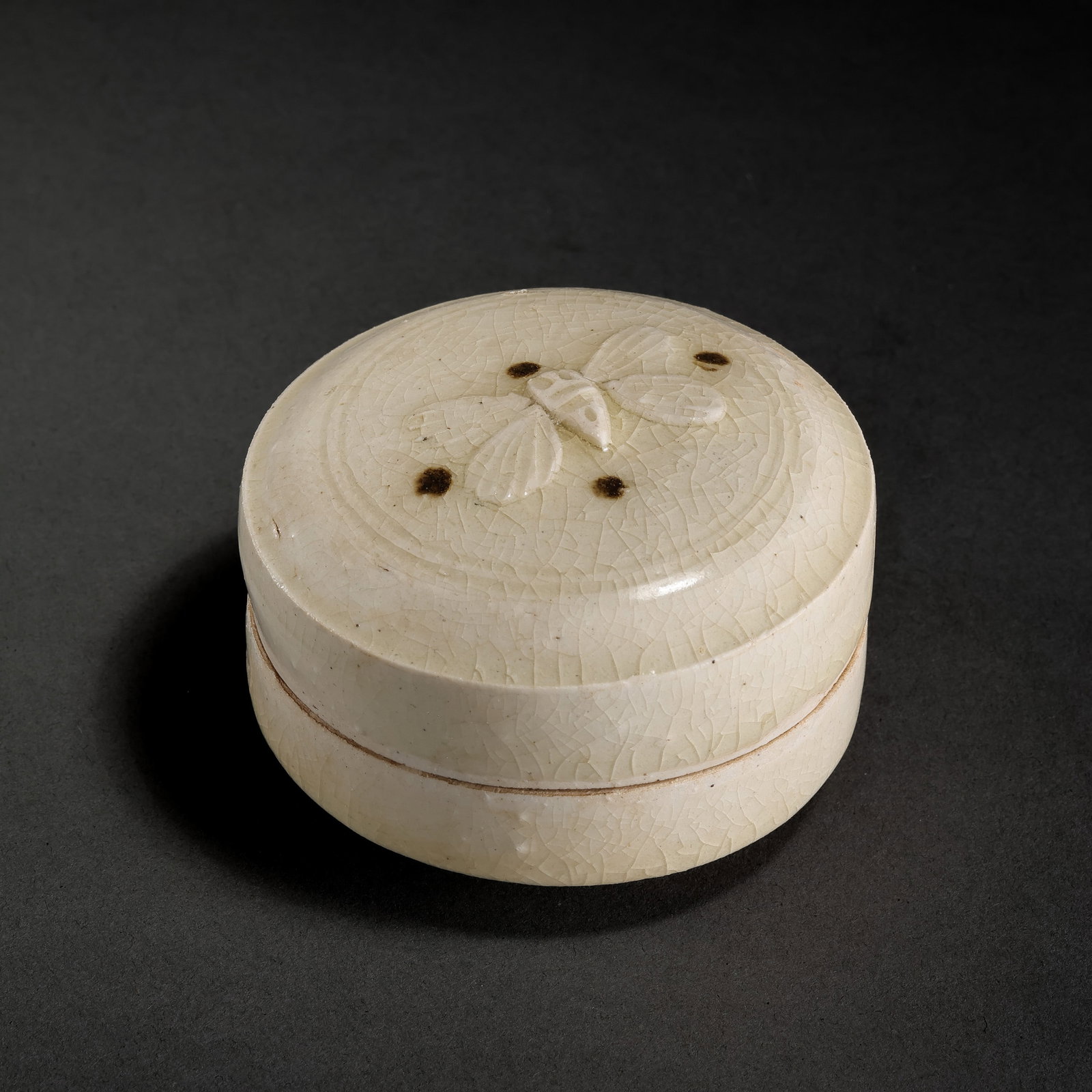 Chinese Sui Dynasty Xiangzhou celadon covered box with painted butterfly design: H. 4 cm. Diam. 7.5 cm,