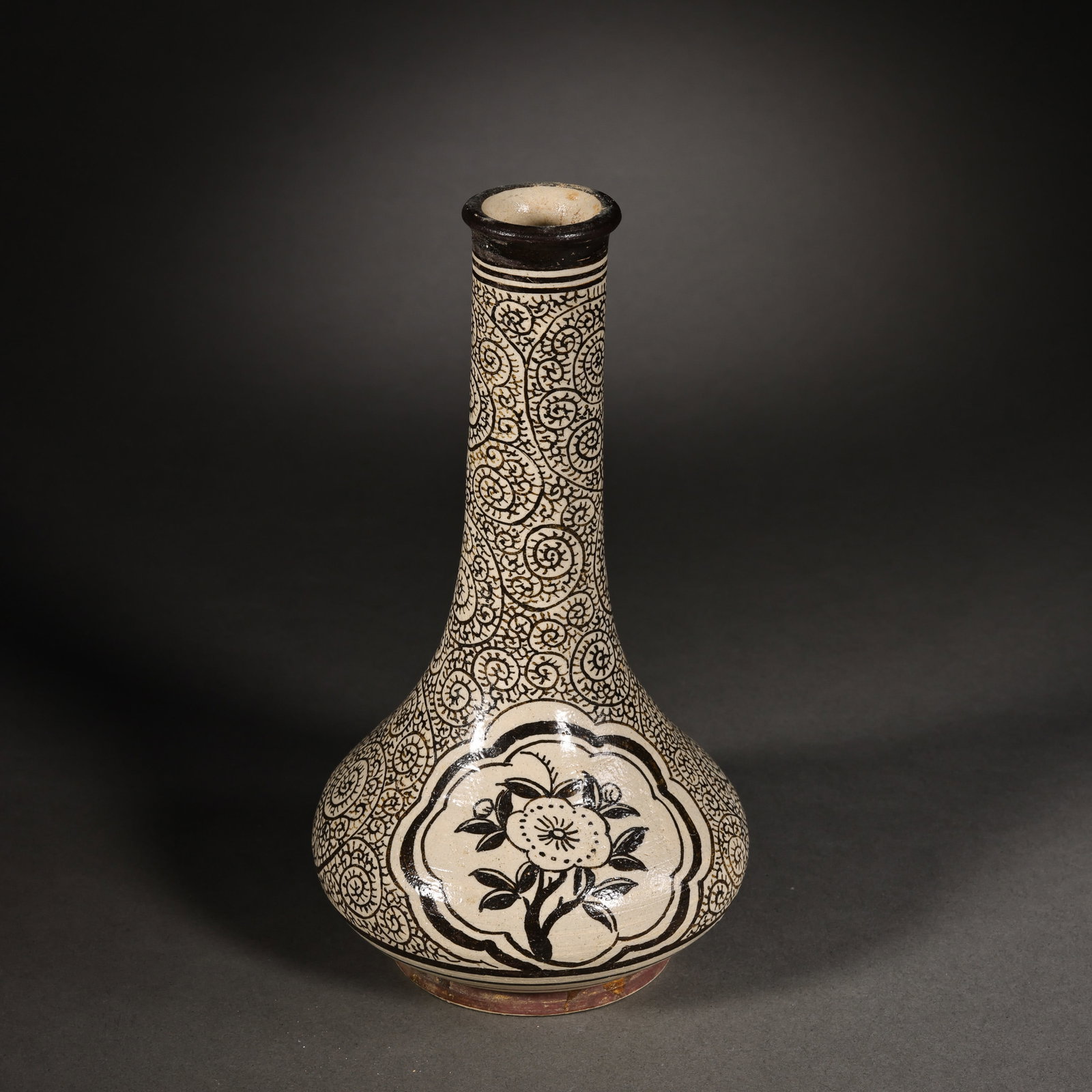 Long-necked bottle with floral pattern from Jizhou kiln, Southern Song Dynasty, China (1 of 6)