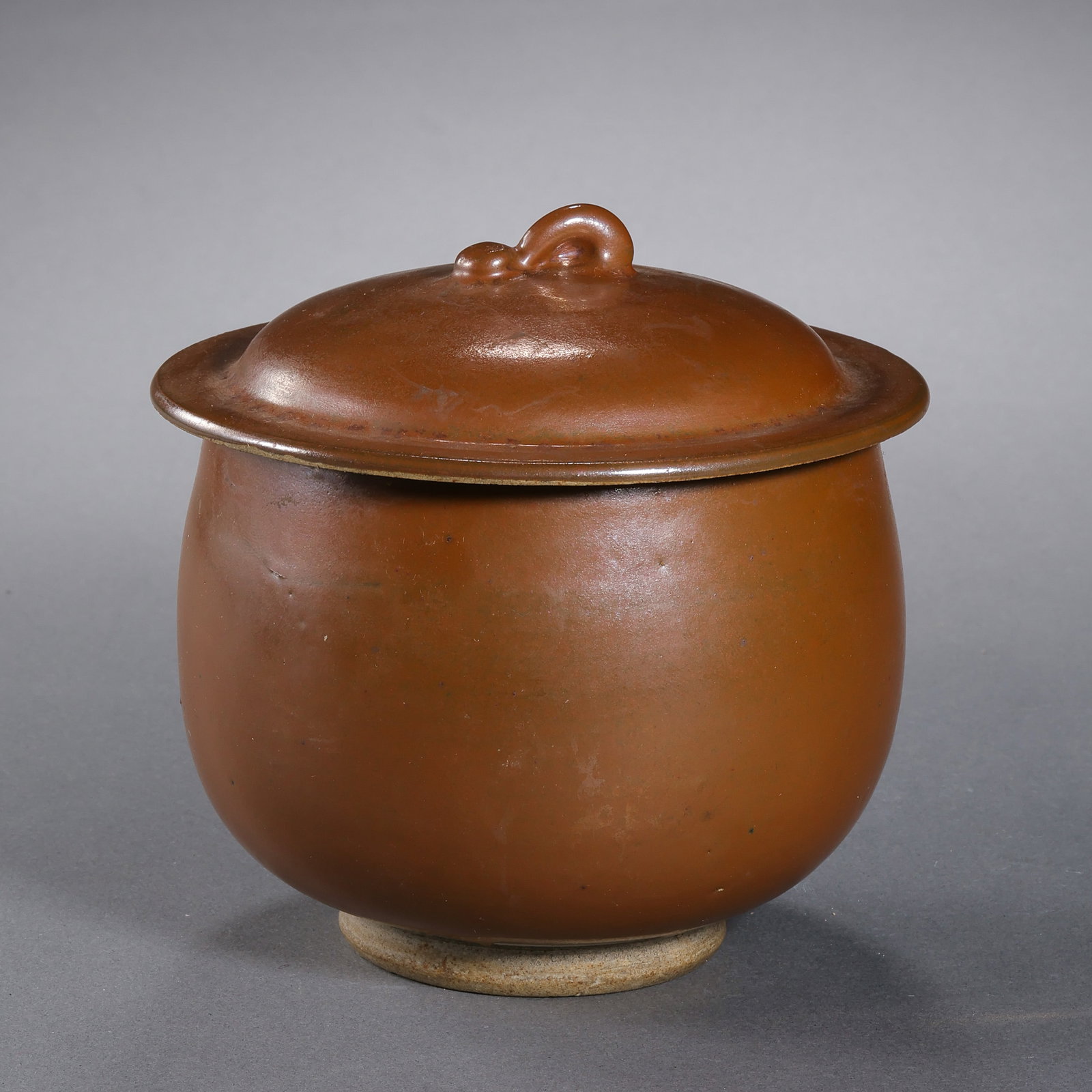 Red-glazed covered bowl from the Song Dynasty in China: Diam. 9 cm. H. 10.5 cm.