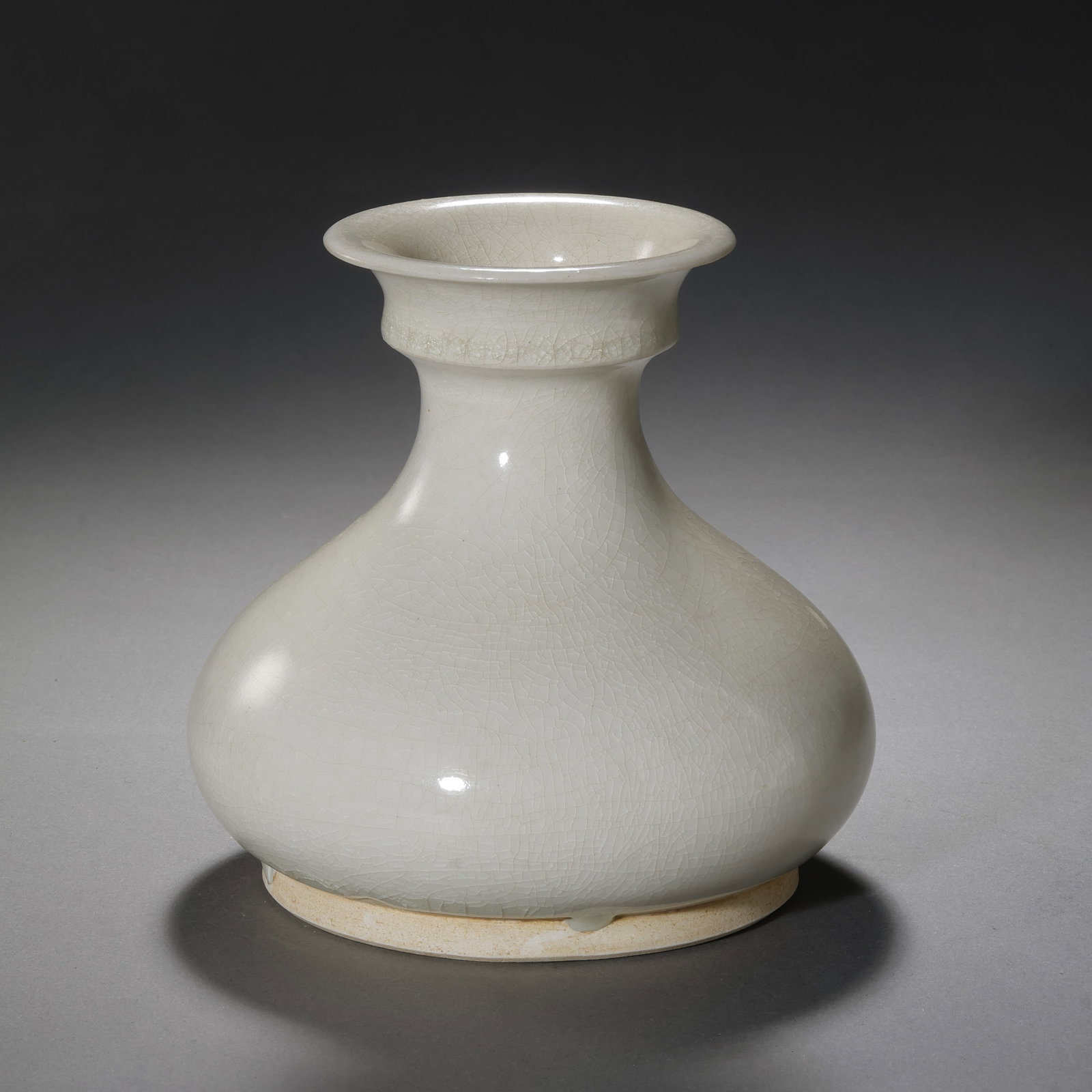 Chinese Sui Dynasty white porcelain flared bottle (1 of 8)